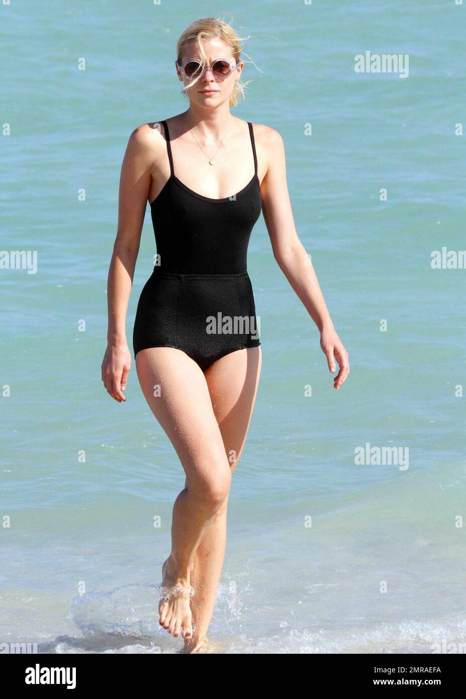 L'actrice et mannequin Jaime King montre son incroyable personnage dans un  maillot de bain noir d'une pièce de style vintage tout en profitant d'une  baignade dans les eaux turquoise de Miami Beach