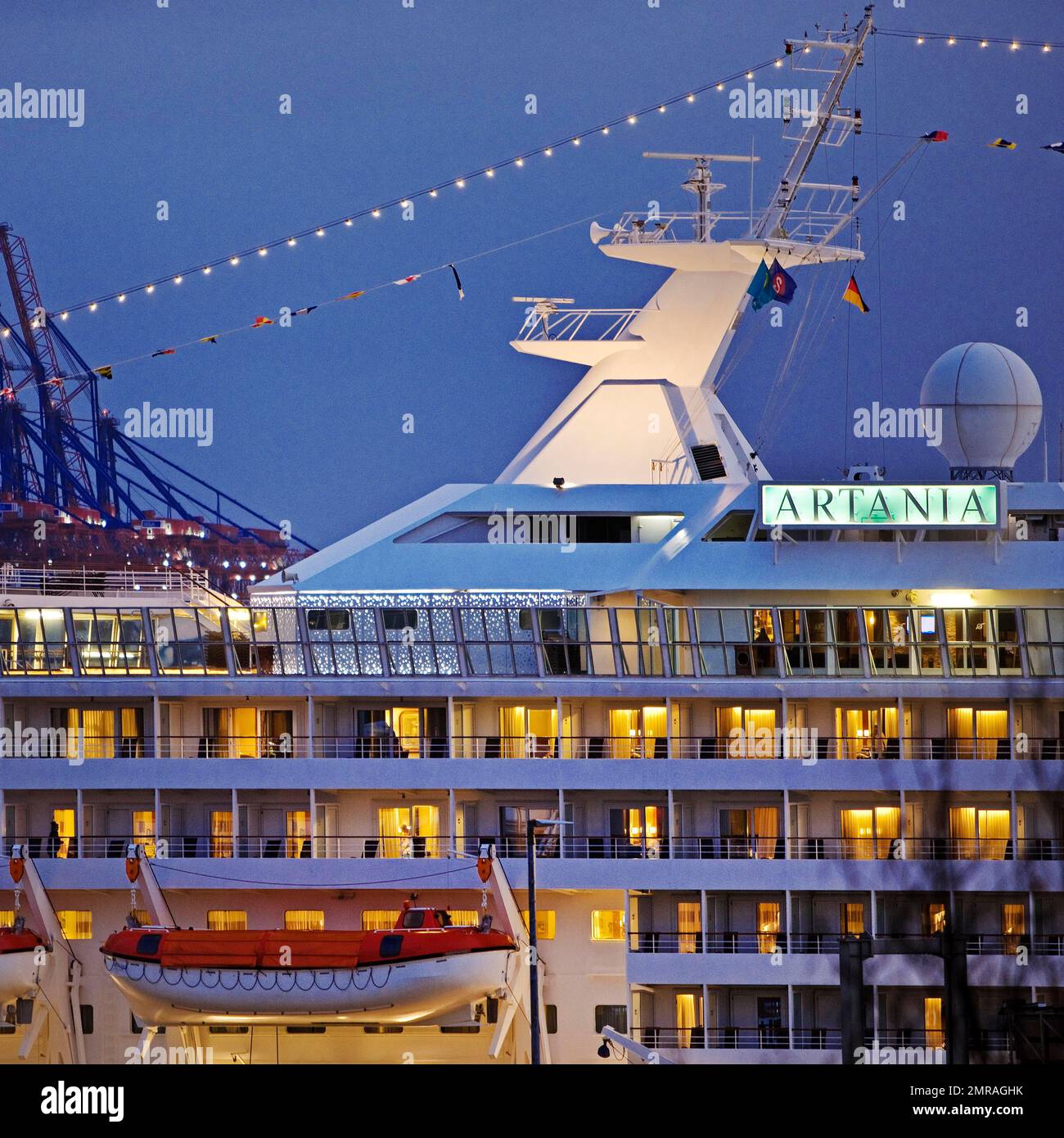 Bateau de croisière Artania au Hamburg Cruise Centre Altona avec les grues du port en arrière-plan, Hambourg, Allemagne, Europe Banque D'Images