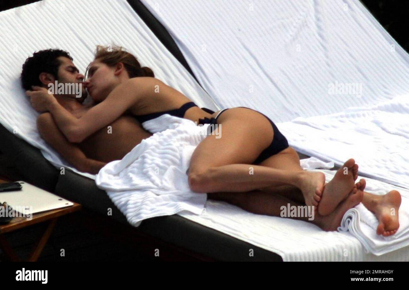 Exclusif !! Jamel Debbouze et sa femme adorante Melissa Theuriau passent  une journée romantique au bord de la piscine en forme de cuddling et de  baiser. Les nouveaux parents, qui avaient un