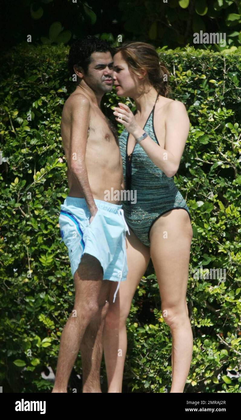 L'acteur français Jamel Debbouze et sa femme Melissa Theuriau profitent  d'une journée au soleil en portant des maillots de bain dans leur piscine  exclusive de l'hôtel de Miami Beach. Le couple a