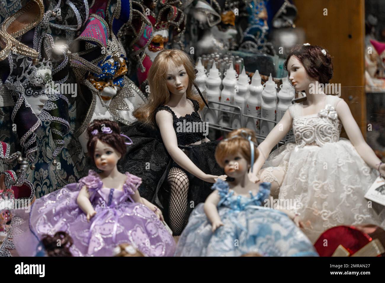 Auteur poupées et masques sur une étagère dans un magasin à Venise Banque D'Images