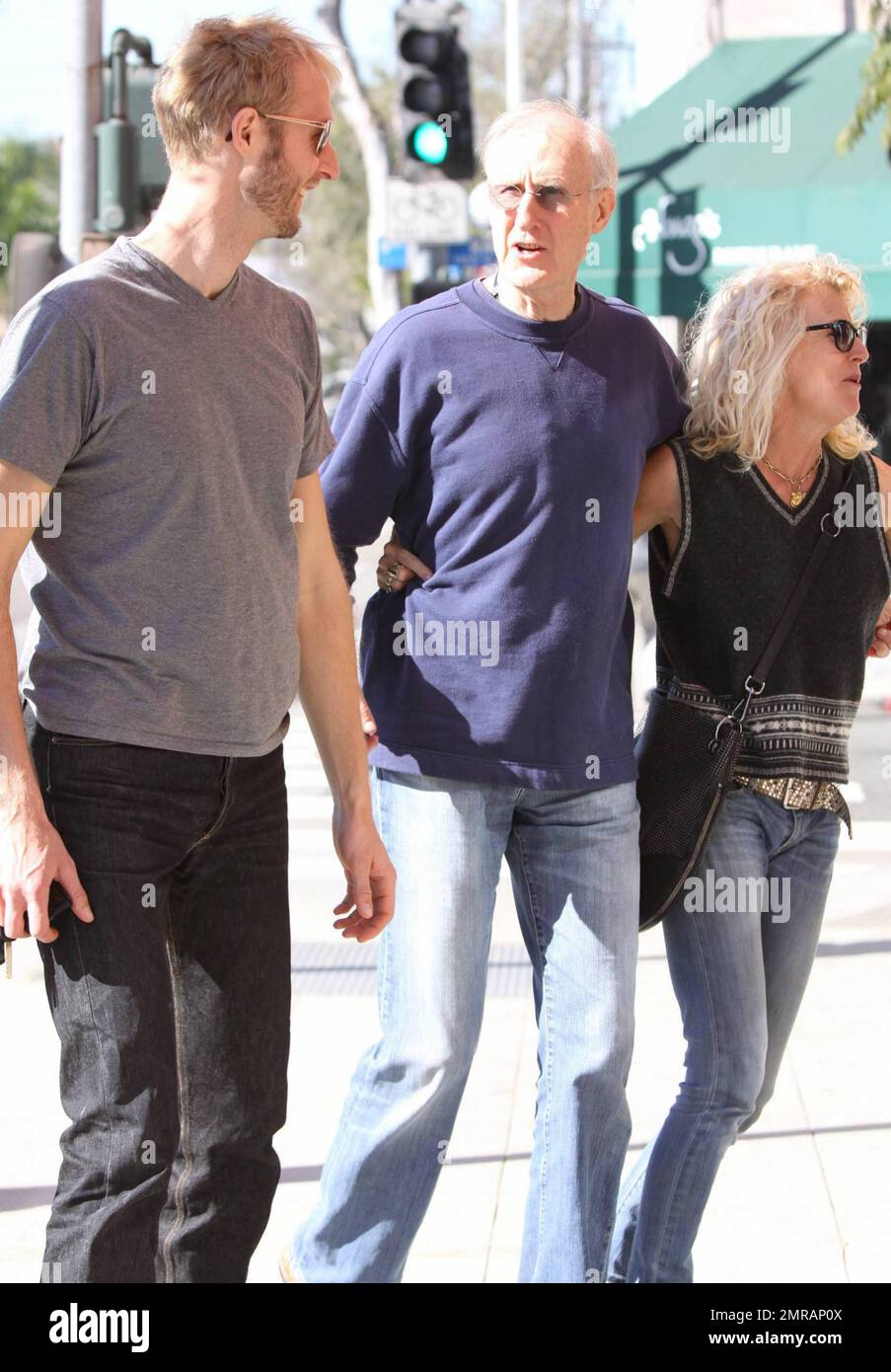 EXCLUSIF !! L'acteur James Cromwell est plein de sourires pendant son ...