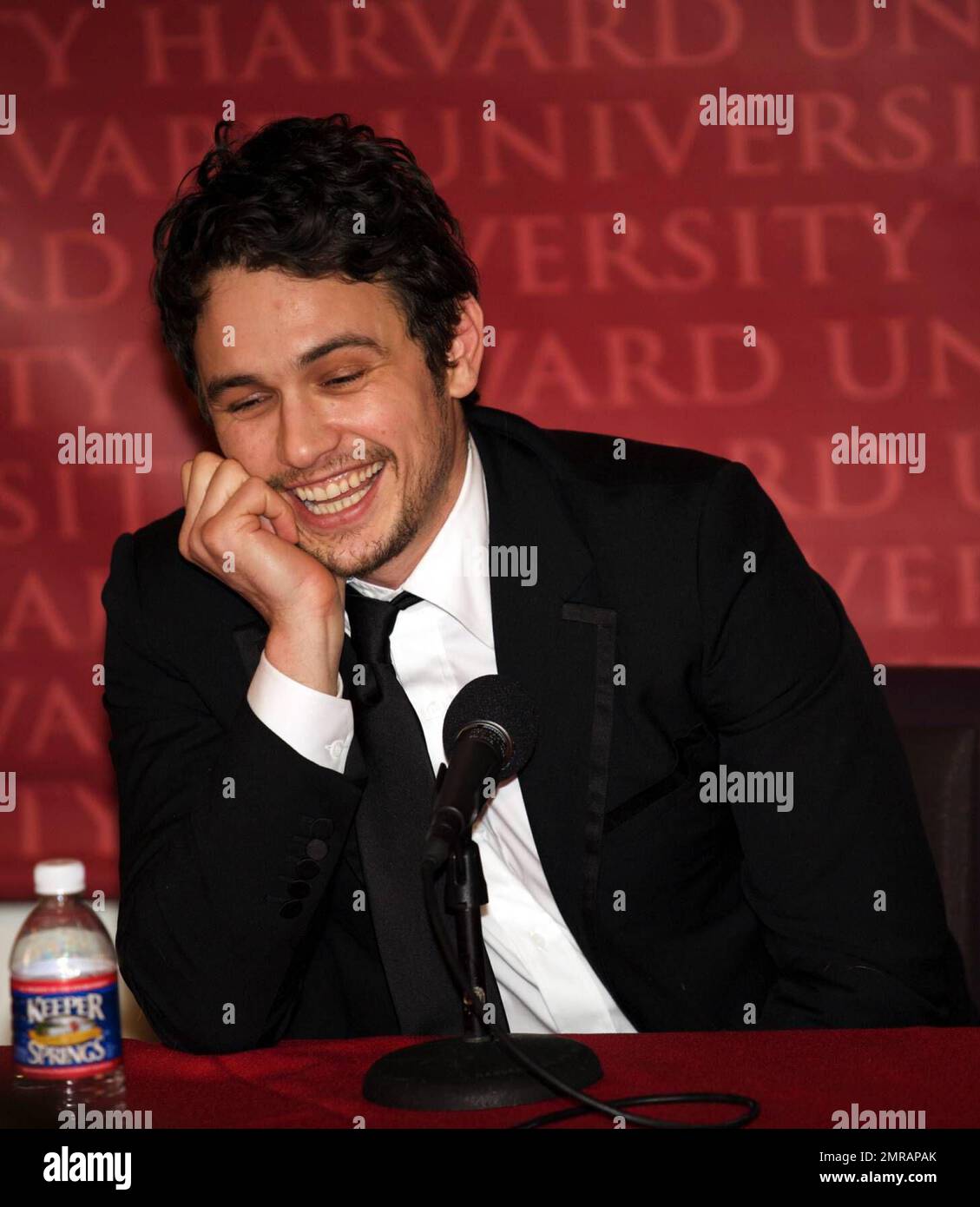 James Franco, 30 ans, qui a joué le premier amour de Harvey Milk dans le nouveau film « Milk », reçoit le prix « Man of the Year » au rôti de pudding hâtif annuel de l'Université Harvard. Franco a accepté le prix et l'a embrassé. Lors d'une conférence de presse, Franco s'est pris d'une bouteille d'eau et semblait très excentrique, se frottant constamment les yeux et le visage, faisant des visages et fermant les yeux. Boston, ma. 2/13/09. Banque D'Images