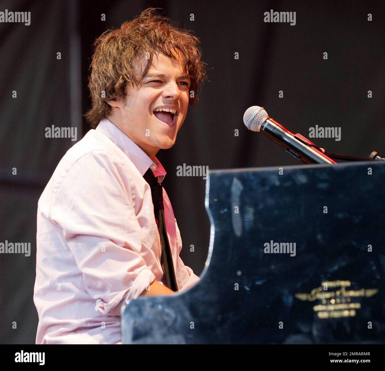 Le chanteur de pop jazz et le juge Jamie Cullum, émission de télé réalité, « must be the Music », se sont mis à l'honneur sur son piano lors d'un concert spécial tenu à Kenwood House à Hampstead dans le cadre des concerts de pique-nique du patrimoine anglais. Après que Jamie a bondi sur le piano, il a ensuite pris le dessus pour sauter et continuer une performance passionnante pour le public. Londres, Royaume-Uni. 08/14/10. Banque D'Images