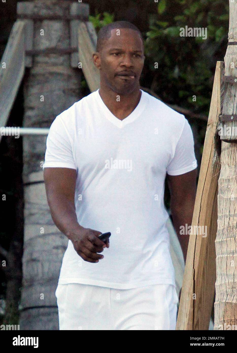 EXCLUSIF !! L'acteur Jamie Foxx a eu ses amis en point de vue lorsqu'il a bavardé avec eux au bord de la piscine dans son hôtel de luxe, avec sa petite amie l'actrice Leila Arcieri, qui portait un haut rayé brillant et un short en denim sur un bikini, à ses côtés. La quartette d'amis, qui semblait juste rencontrer Arcieri, tous ont applaudi et ont fait boire un verre rapide avant de continuer. Avant de se rendre sur leur chemin, Foxx, qui semblait confortable dans un ensemble blanc de vestes, shorts et baskets, a joué au frais et s'est arrêté pour prendre des photos avec plusieurs fans, dont deux étaient de jolies jeunes femmes qu'il a semblé à l'humour comme il a cha Banque D'Images