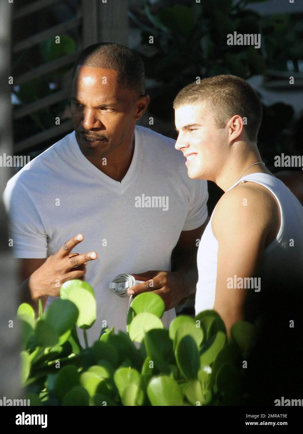 EXCLUSIF !! L'acteur Jamie Foxx a eu ses amis en point de vue lorsqu'il a bavardé avec eux au bord de la piscine dans son hôtel de luxe, avec sa petite amie l'actrice Leila Arcieri, qui portait un haut rayé brillant et un short en denim sur un bikini, à ses côtés. La quartette d'amis, qui semblait juste rencontrer Arcieri, tous ont applaudi et ont fait boire un verre rapide avant de continuer. Avant de se rendre sur leur chemin, Foxx, qui semblait confortable dans un ensemble blanc de vestes, shorts et baskets, a joué au frais et s'est arrêté pour prendre des photos avec plusieurs fans, dont deux étaient de jolies jeunes femmes qu'il a semblé à l'humour comme il a cha Banque D'Images