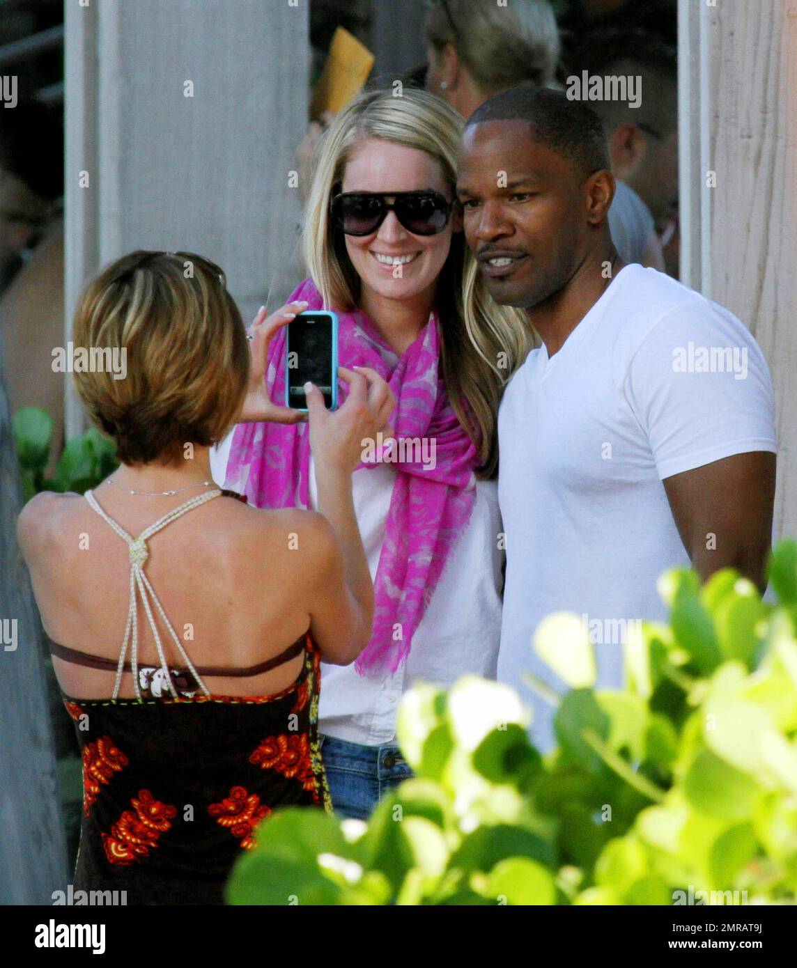 EXCLUSIF !! L'acteur Jamie Foxx a eu ses amis en point de vue lorsqu'il a bavardé avec eux au bord de la piscine dans son hôtel de luxe, avec sa petite amie l'actrice Leila Arcieri, qui portait un haut rayé brillant et un short en denim sur un bikini, à ses côtés. La quartette d'amis, qui semblait juste rencontrer Arcieri, tous ont applaudi et ont fait boire un verre rapide avant de continuer. Avant de se rendre sur leur chemin, Foxx, qui semblait confortable dans un ensemble blanc de vestes, shorts et baskets, a joué au frais et s'est arrêté pour prendre des photos avec plusieurs fans, dont deux étaient de jolies jeunes femmes qu'il a semblé à l'humour comme il a cha Banque D'Images