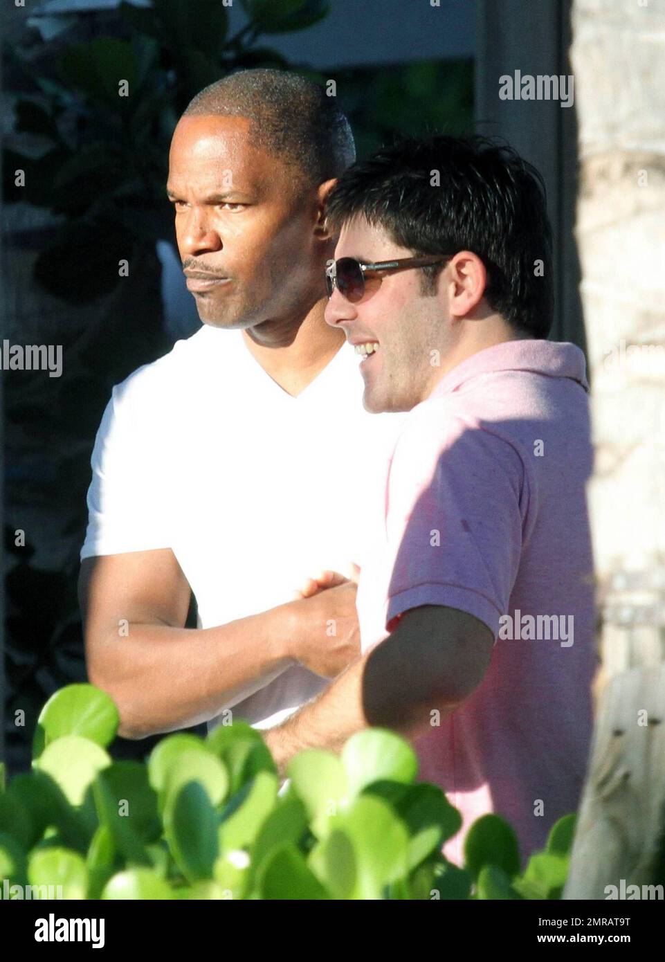 EXCLUSIF !! L'acteur Jamie Foxx a eu ses amis en point de vue lorsqu'il a bavardé avec eux au bord de la piscine dans son hôtel de luxe, avec sa petite amie l'actrice Leila Arcieri, qui portait un haut rayé brillant et un short en denim sur un bikini, à ses côtés. La quartette d'amis, qui semblait juste rencontrer Arcieri, tous ont applaudi et ont fait boire un verre rapide avant de continuer. Avant de se rendre sur leur chemin, Foxx, qui semblait confortable dans un ensemble blanc de vestes, shorts et baskets, a joué au frais et s'est arrêté pour prendre des photos avec plusieurs fans, dont deux étaient de jolies jeunes femmes qu'il a semblé à l'humour comme il a cha Banque D'Images