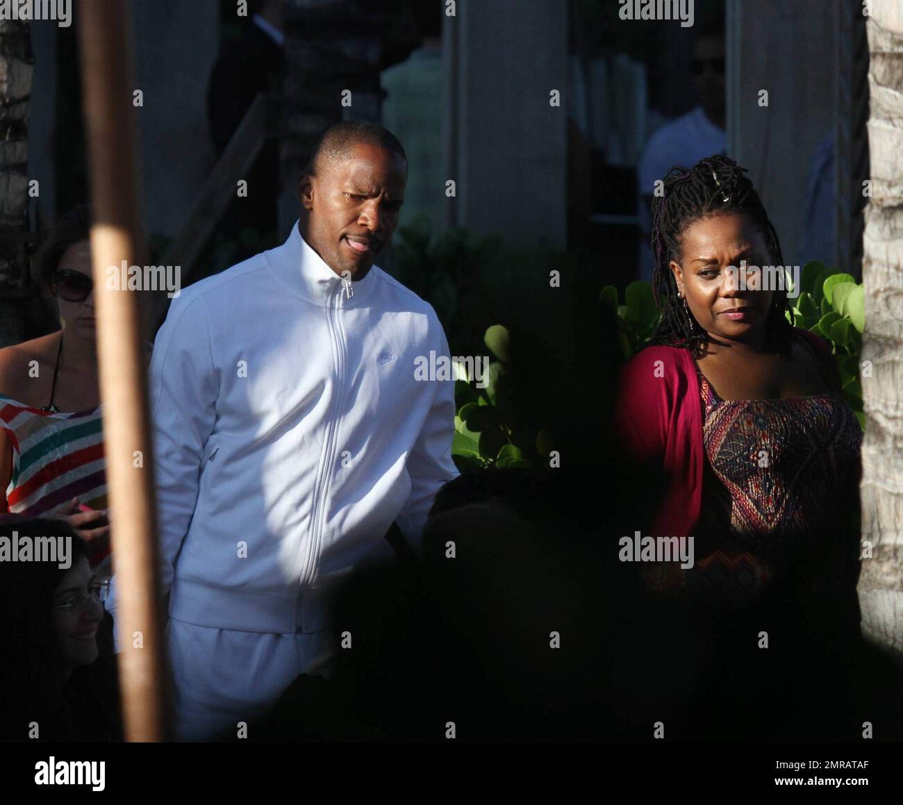 EXCLUSIF !! L'acteur Jamie Foxx a eu ses amis en point de vue lorsqu'il a bavardé avec eux au bord de la piscine dans son hôtel de luxe, avec sa petite amie l'actrice Leila Arcieri, qui portait un haut rayé brillant et un short en denim sur un bikini, à ses côtés. La quartette d'amis, qui semblait juste rencontrer Arcieri, tous ont applaudi et ont fait boire un verre rapide avant de continuer. Avant de se rendre sur leur chemin, Foxx, qui semblait confortable dans un ensemble blanc de vestes, shorts et baskets, a joué au frais et s'est arrêté pour prendre des photos avec plusieurs fans, dont deux étaient de jolies jeunes femmes qu'il a semblé à l'humour comme il a cha Banque D'Images