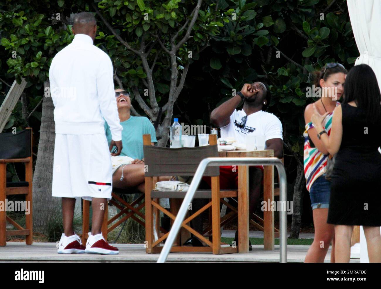 EXCLUSIF !! L'acteur Jamie Foxx a eu ses amis en point de vue lorsqu'il a bavardé avec eux au bord de la piscine dans son hôtel de luxe, avec sa petite amie l'actrice Leila Arcieri, qui portait un haut rayé brillant et un short en denim sur un bikini, à ses côtés. La quartette d'amis, qui semblait juste rencontrer Arcieri, tous ont applaudi et ont fait boire un verre rapide avant de continuer. Avant de se rendre sur leur chemin, Foxx, qui semblait confortable dans un ensemble blanc de vestes, shorts et baskets, a joué au frais et s'est arrêté pour prendre des photos avec plusieurs fans, dont deux étaient de jolies jeunes femmes qu'il a semblé à l'humour comme il a cha Banque D'Images