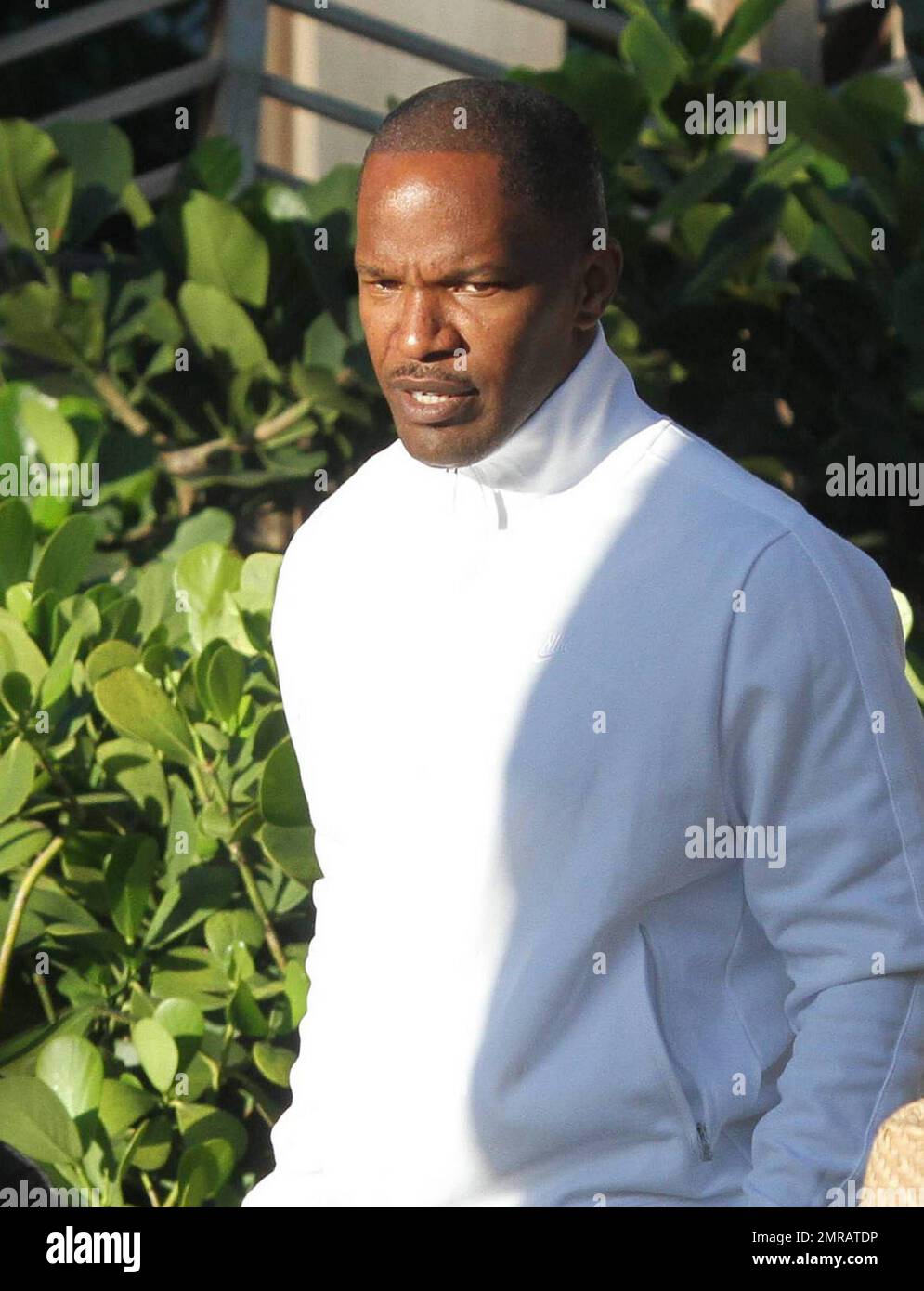 EXCLUSIF !! L'acteur Jamie Foxx a eu ses amis en point de vue lorsqu'il a bavardé avec eux au bord de la piscine dans son hôtel de luxe, avec sa petite amie l'actrice Leila Arcieri, qui portait un haut rayé brillant et un short en denim sur un bikini, à ses côtés. La quartette d'amis, qui semblait juste rencontrer Arcieri, tous ont applaudi et ont fait boire un verre rapide avant de continuer. Avant de se rendre sur leur chemin, Foxx, qui semblait confortable dans un ensemble blanc de vestes, shorts et baskets, a joué au frais et s'est arrêté pour prendre des photos avec plusieurs fans, dont deux étaient de jolies jeunes femmes qu'il a semblé à l'humour comme il a cha Banque D'Images