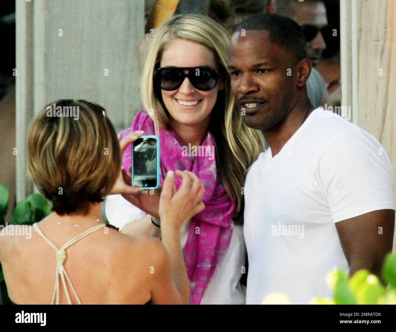 EXCLUSIF !! L'acteur Jamie Foxx a eu ses amis en point de vue lorsqu'il a bavardé avec eux au bord de la piscine dans son hôtel de luxe, avec sa petite amie l'actrice Leila Arcieri, qui portait un haut rayé brillant et un short en denim sur un bikini, à ses côtés. La quartette d'amis, qui semblait juste rencontrer Arcieri, tous ont applaudi et ont fait boire un verre rapide avant de continuer. Avant de se rendre sur leur chemin, Foxx, qui semblait confortable dans un ensemble blanc de vestes, shorts et baskets, a joué au frais et s'est arrêté pour prendre des photos avec plusieurs fans, dont deux étaient de jolies jeunes femmes qu'il a semblé à l'humour comme il a cha Banque D'Images
