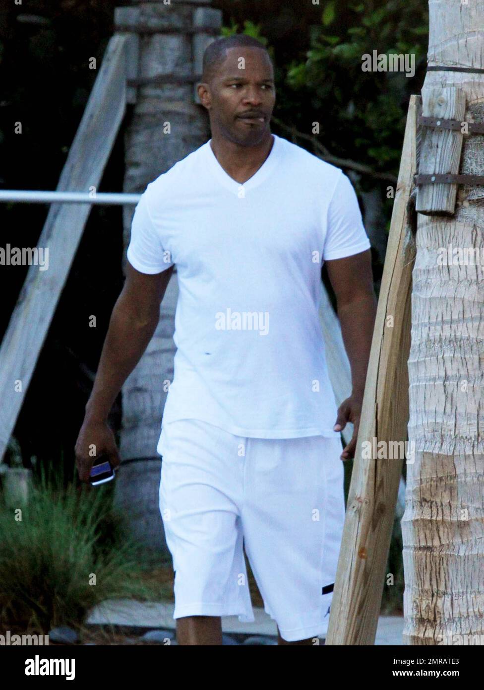 EXCLUSIF !! L'acteur Jamie Foxx a eu ses amis en point de vue lorsqu'il a bavardé avec eux au bord de la piscine dans son hôtel de luxe, avec sa petite amie l'actrice Leila Arcieri, qui portait un haut rayé brillant et un short en denim sur un bikini, à ses côtés. La quartette d'amis, qui semblait juste rencontrer Arcieri, tous ont applaudi et ont fait boire un verre rapide avant de continuer. Avant de se rendre sur leur chemin, Foxx, qui semblait confortable dans un ensemble blanc de vestes, shorts et baskets, a joué au frais et s'est arrêté pour prendre des photos avec plusieurs fans, dont deux étaient de jolies jeunes femmes qu'il a semblé à l'humour comme il a cha Banque D'Images