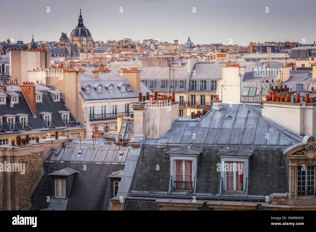 Saint-Germain-des-Prés et toits français d'en haut au lever du soleil, Paris, France Banque D'Images