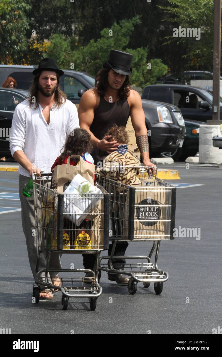 EXCLUSIF !! Conan le Barbaran 3D étoiles Jason Momoa porte un choix amusant d'un chapeau de haut pour un voyage à Whole Foods. Le gros acteur portait un débardeur montrant ses muscles et son tatouage au bras tout en poussant son adorable fils Nakoa-Wolf Manakauapo Namakaeha Momoa dans un panier rempli de provisions. Momoa est le père de deux enfants de l'actrice Lisa Bonet. L'explication de Bonet du nom de Nokoa-Wolf dans une interview, 'il est né le plus orageux, nuit de pluie. Donc Nakoa (guerrier)Mana (force/esprit) Kaua (pluie) po (sombre). Le nom allait toujours être Nakoa-Wolf, mais Jason a fait la recherche sur le premier M. Banque D'Images