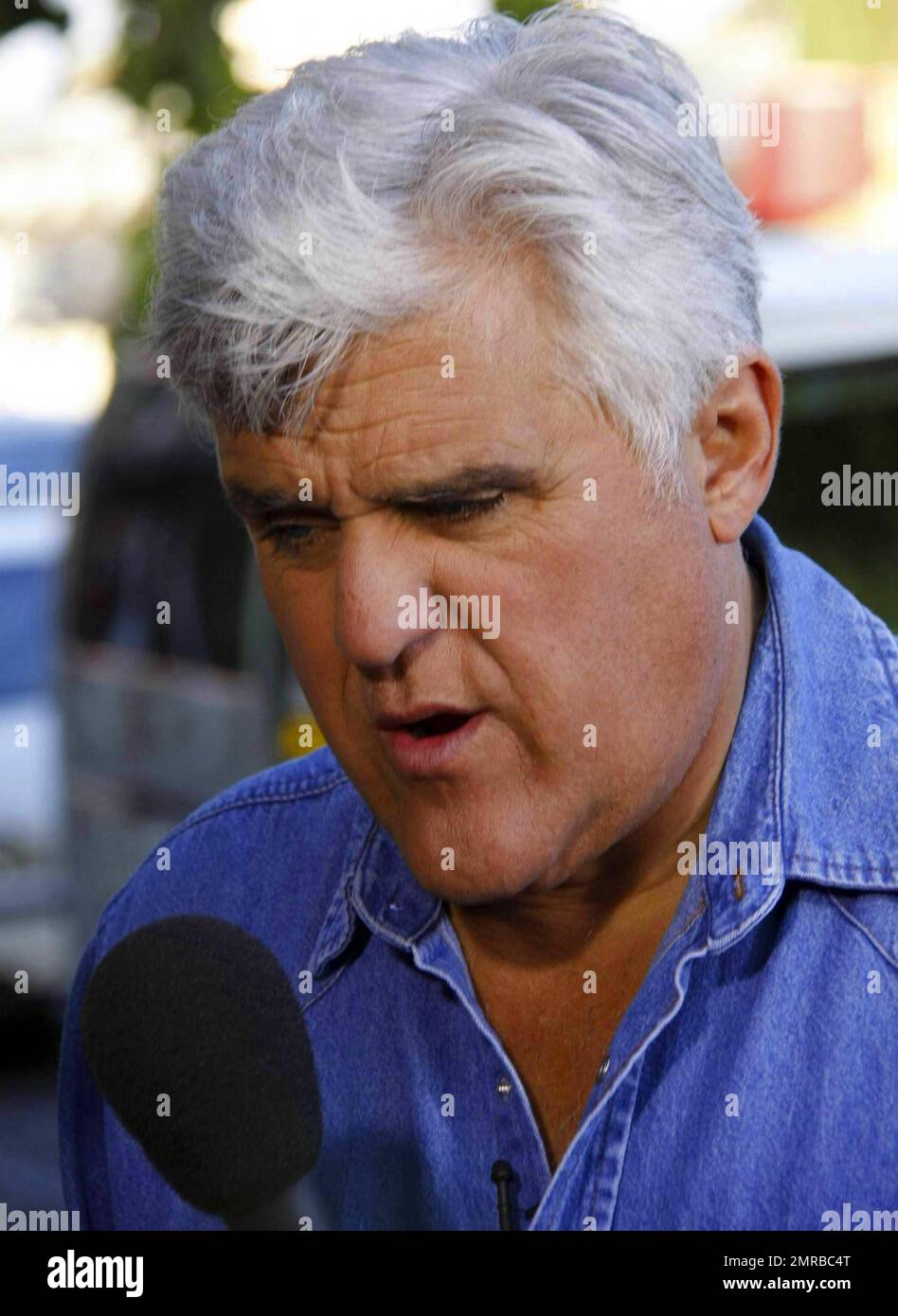 Jay Leno montre des photos de passants de certains des sites les plus connus du monde tout en filmant le segment populaire « Jaywalking » pour « The Tonight Show with Jay Leno ». West Hollywood, Californie. 8/5/10. . Banque D'Images