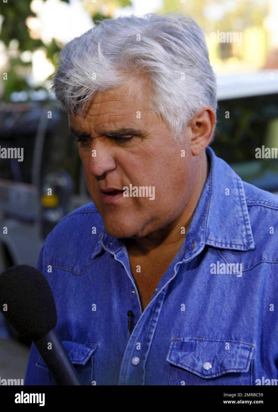 Jay Leno montre des photos de passants de certains des sites les plus connus du monde tout en filmant le segment populaire « Jaywalking » pour « The Tonight Show with Jay Leno ». West Hollywood, Californie. 8/5/10. . Banque D'Images