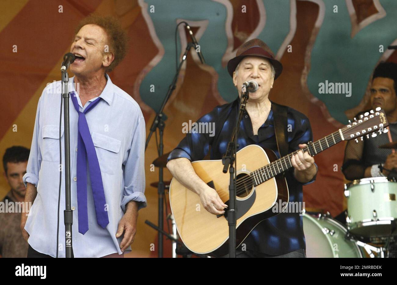 Paul Simon et Art Garfunkel se sont produits en direct pendant la deuxième journée du festival de jazz et de patrimoine de la Nouvelle-Orléans, au champ de courses de Fair Grounds. La Nouvelle-Orléans, LOUISIANE. 04/24/10. Banque D'Images