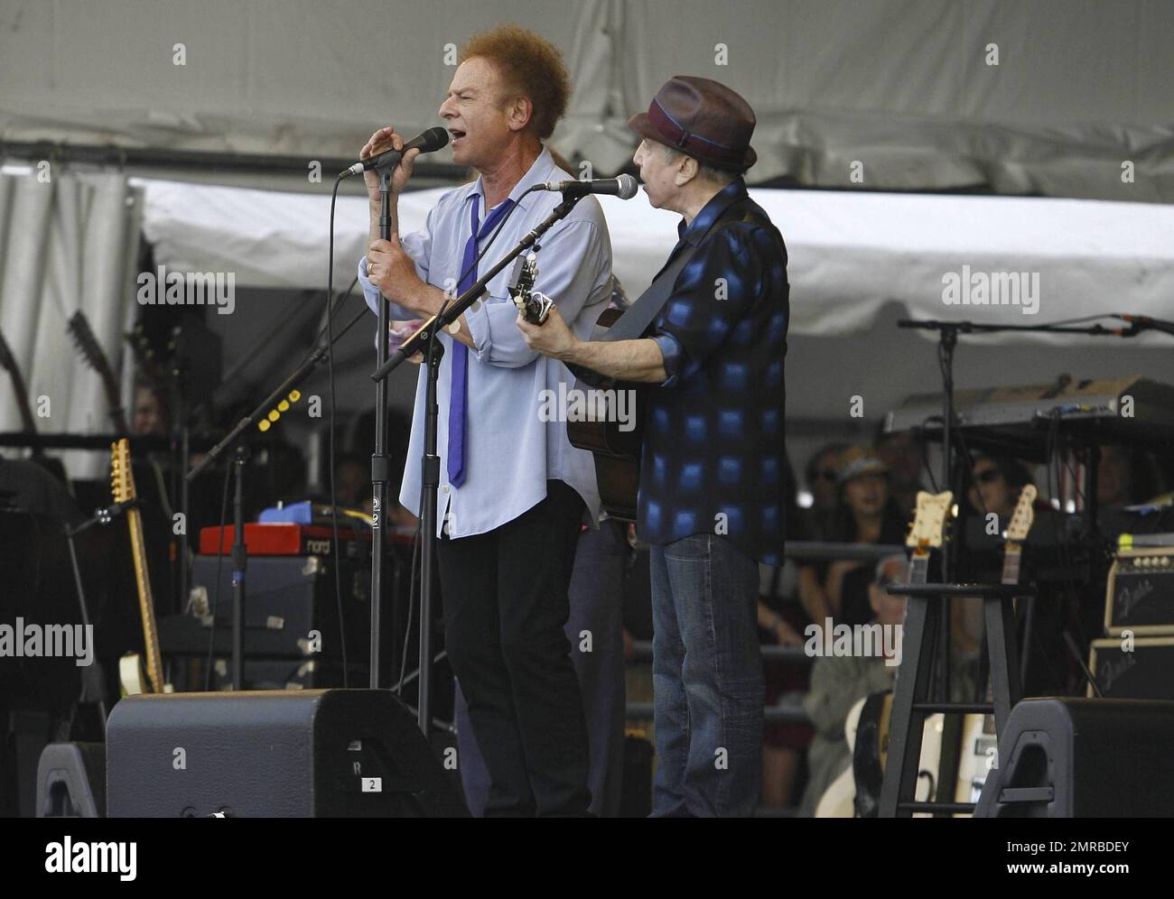 Paul Simon et Art Garfunkel se sont produits en direct pendant la deuxième journée du festival de jazz et de patrimoine de la Nouvelle-Orléans, au champ de courses de Fair Grounds. La Nouvelle-Orléans, LOUISIANE. 04/24/10. Banque D'Images