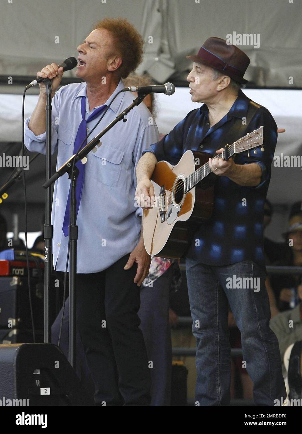 Paul Simon et Art Garfunkel se sont produits en direct pendant la deuxième journée du festival de jazz et de patrimoine de la Nouvelle-Orléans, au champ de courses de Fair Grounds. La Nouvelle-Orléans, LOUISIANE. 04/24/10. Banque D'Images