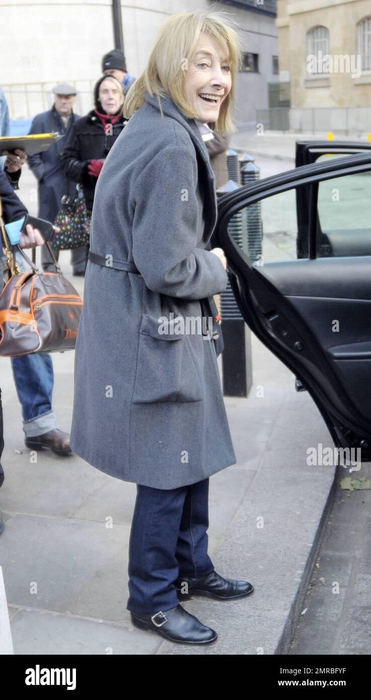 Jean Marsh, 76 ans, actrice, scénariste et co-créateur de la série télévisée britannique « Uptating, Downner » pour laquelle elle a remporté un Emmy Award en 1975, sourit alors qu'elle se dirige vers une voiture d'attente à l'extérieur des studios de radio de la BBC. Londres. Londres, Royaume-Uni. 12/11/10. Banque D'Images