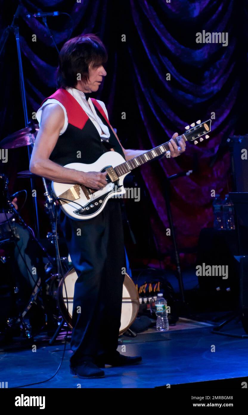 Le légendaire guitariste anglais Jeff Beck, Qui a été nommé 14th dans la  liste de Rolling Stone des 100 plus grands guitaristes de tous les temps,  laisse ses cheveux déchiqueteux pendre dans