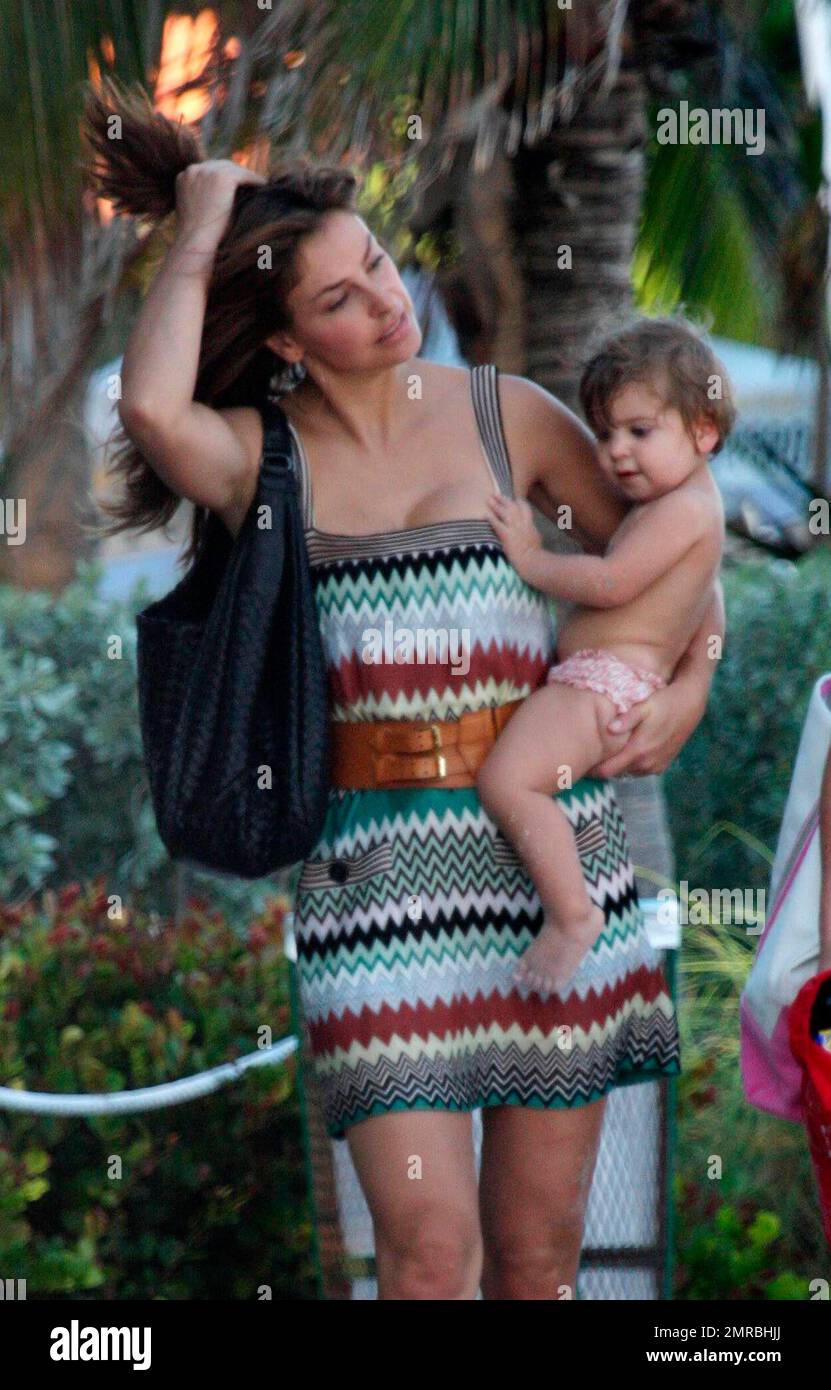 Pendant que le pilote de course Jeff Gordon était sur la piste en faisant des tours de qualification en préparation à la NASCAR Sprint Cup Series Ford 400 ce week-end, sa femme Ingrid Vandebosch se détendit sur la plage avec leur fille de 17 mois Ella Sofia et ses amis. Miami, FL 11/14/08. Banque D'Images