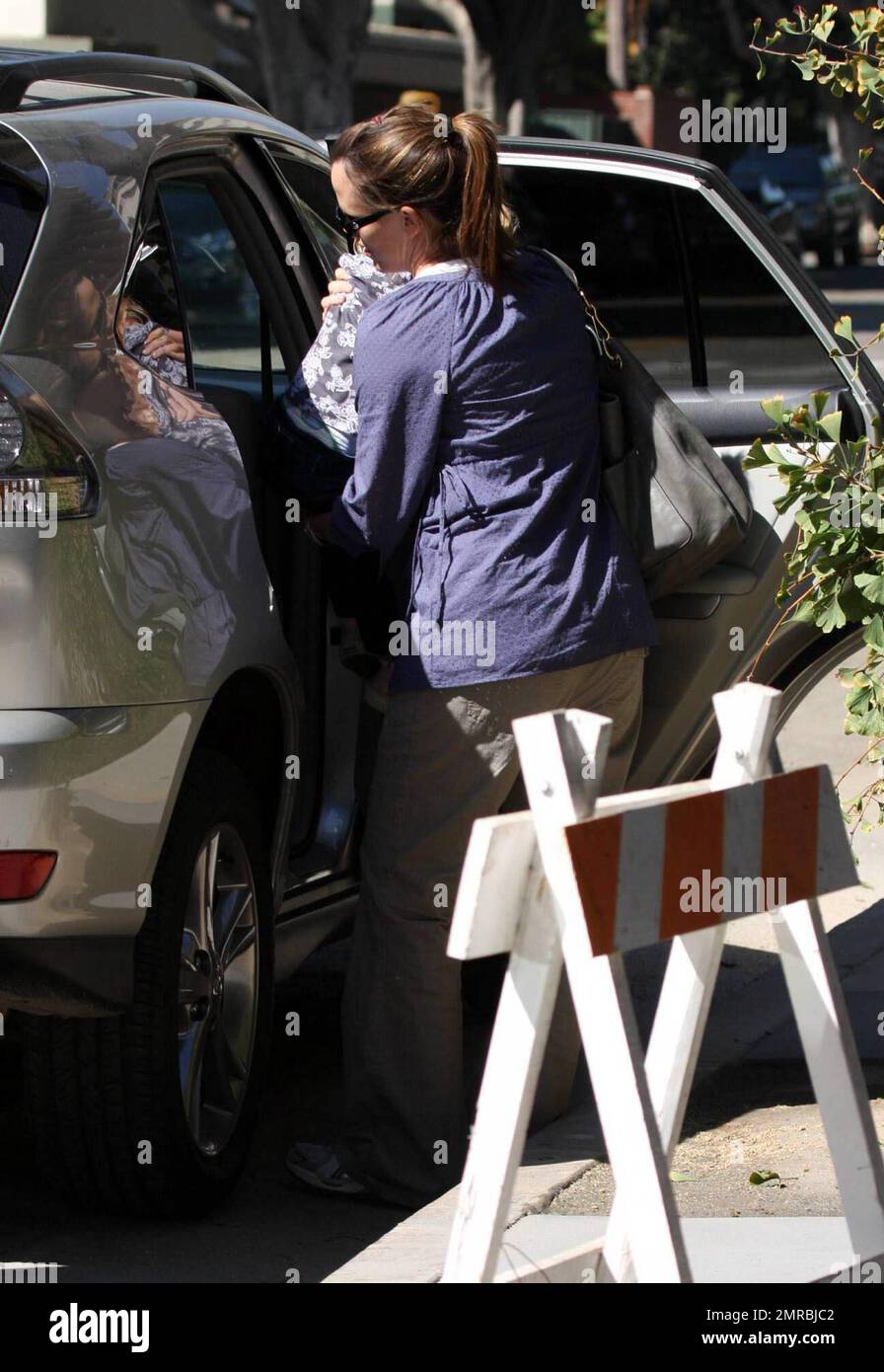 Jennifer Garner et sa fille Violet ont profité aujourd'hui d'une journée de "momie et moi" à Santa Monica. Leur premier arrêt a été à la mine Color Me où Violet a obtenu pour faire quelques métiers. Puis Jennifer, qui est la bosse de bébé de plus en plus évidente au jour le jour, a traité Violet à une expérience de déjeuner décidément haut de gamme à Houston. Le duo rendit alors à la maison, probablement à temps pour le temps de la sieste de Violet. Los Angeles, Californie. 10/16/08. Banque D'Images