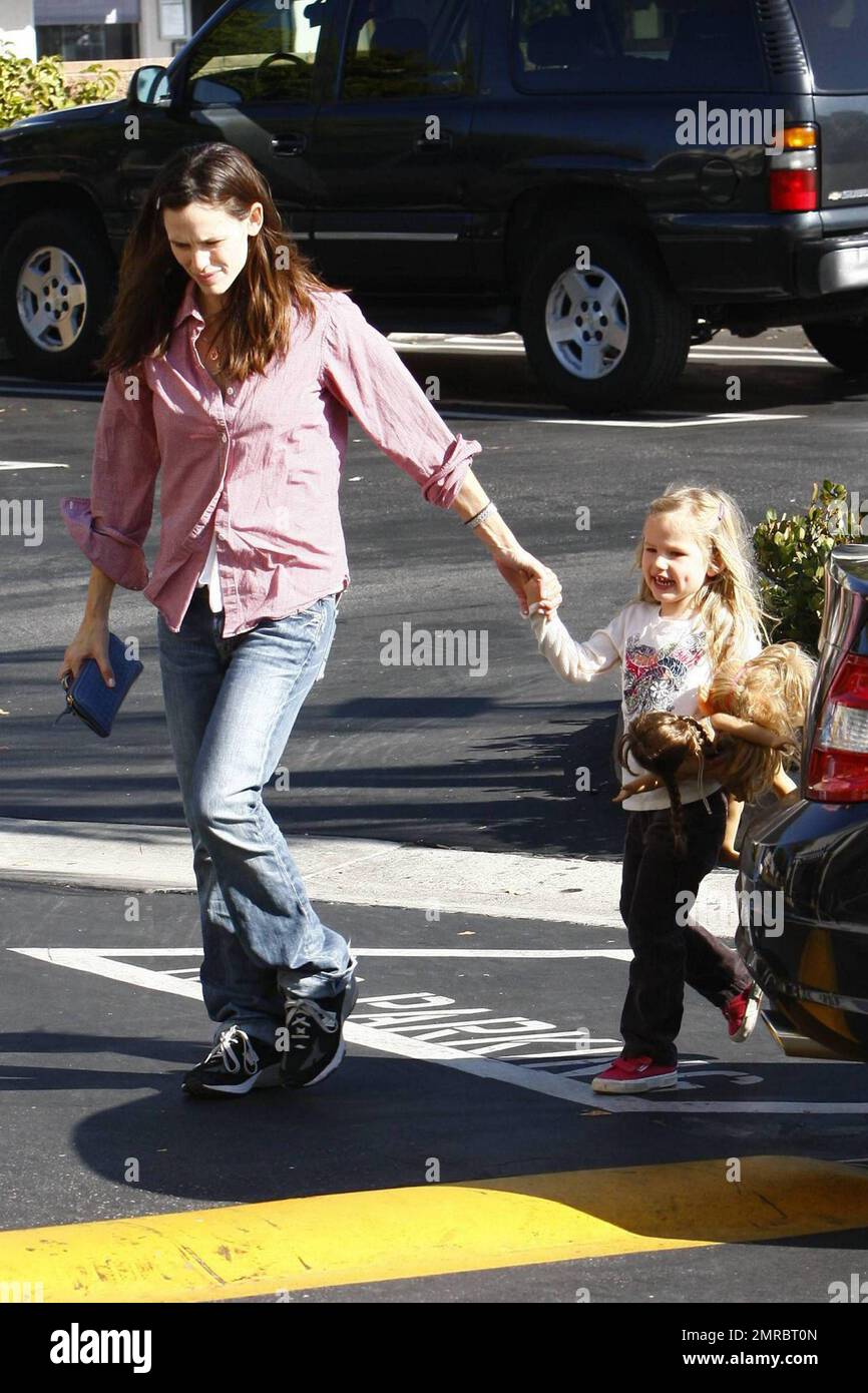 Jennifer Garner, maman qui se déporte, passe la journée avec sa fille Violet en remorquage. Le Garner vêtu de façon décontractée tient la main de Violet comme le jeune porte certaines de ses poupées comme compagnie. Los Angeles, Californie. 11/15/09. Banque D'Images