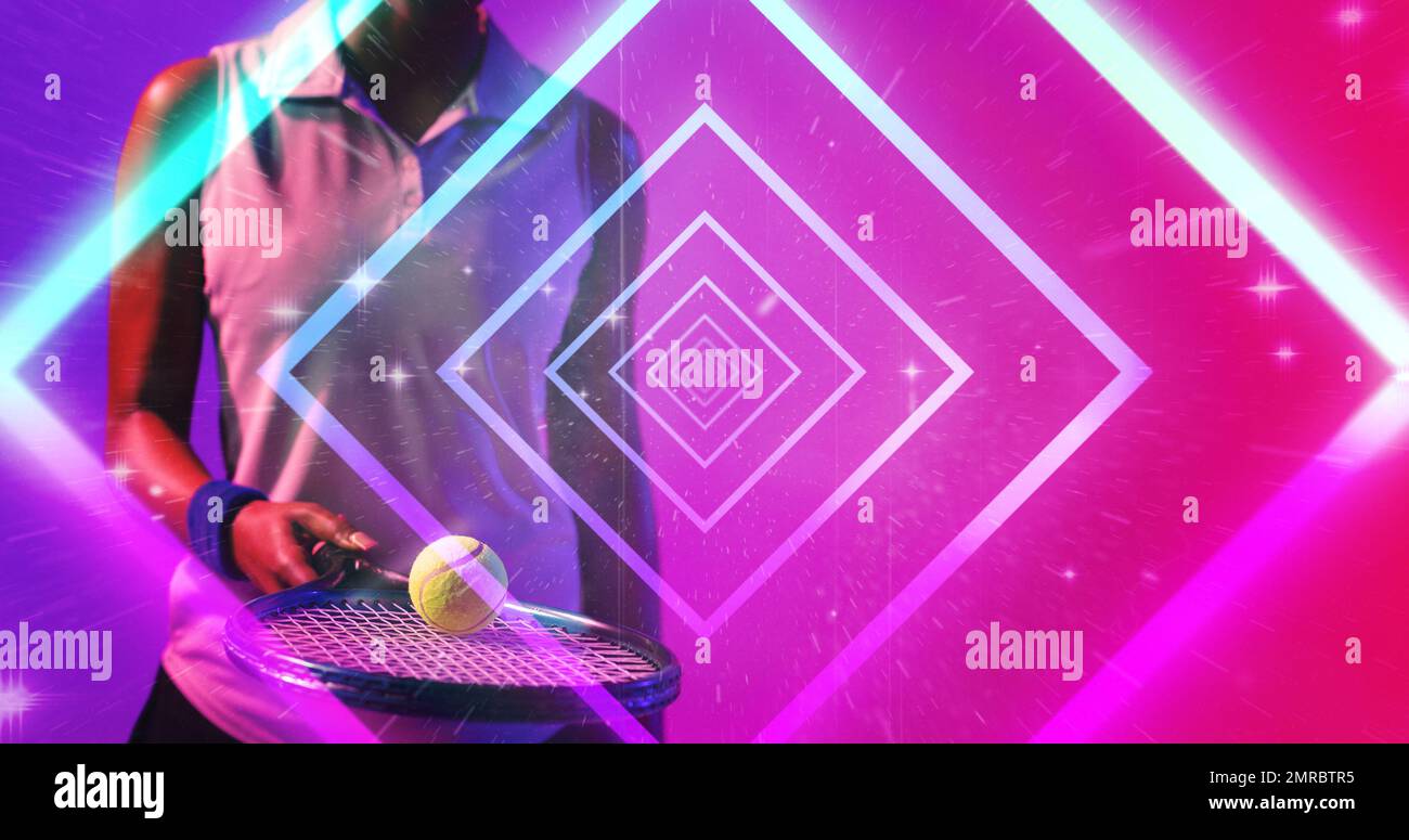 Mi-section de joueur de tennis biracial féminin pratiquant avec raquette et balle sur forme carrée Banque D'Images