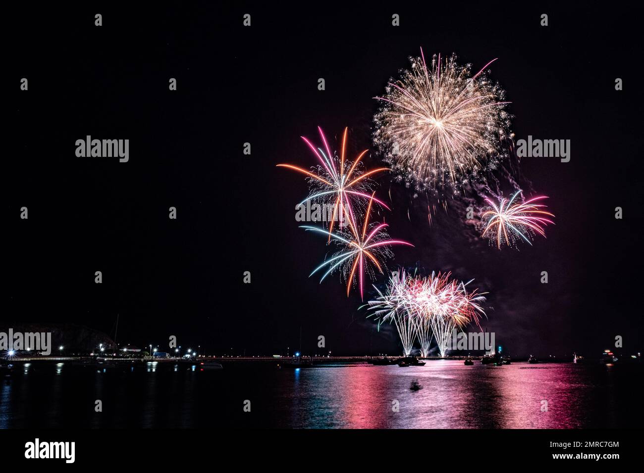 Vue panoramique sur les explosions de feu colorées au-dessus du port depuis la batterie de la reine Anne la nuit Banque D'Images