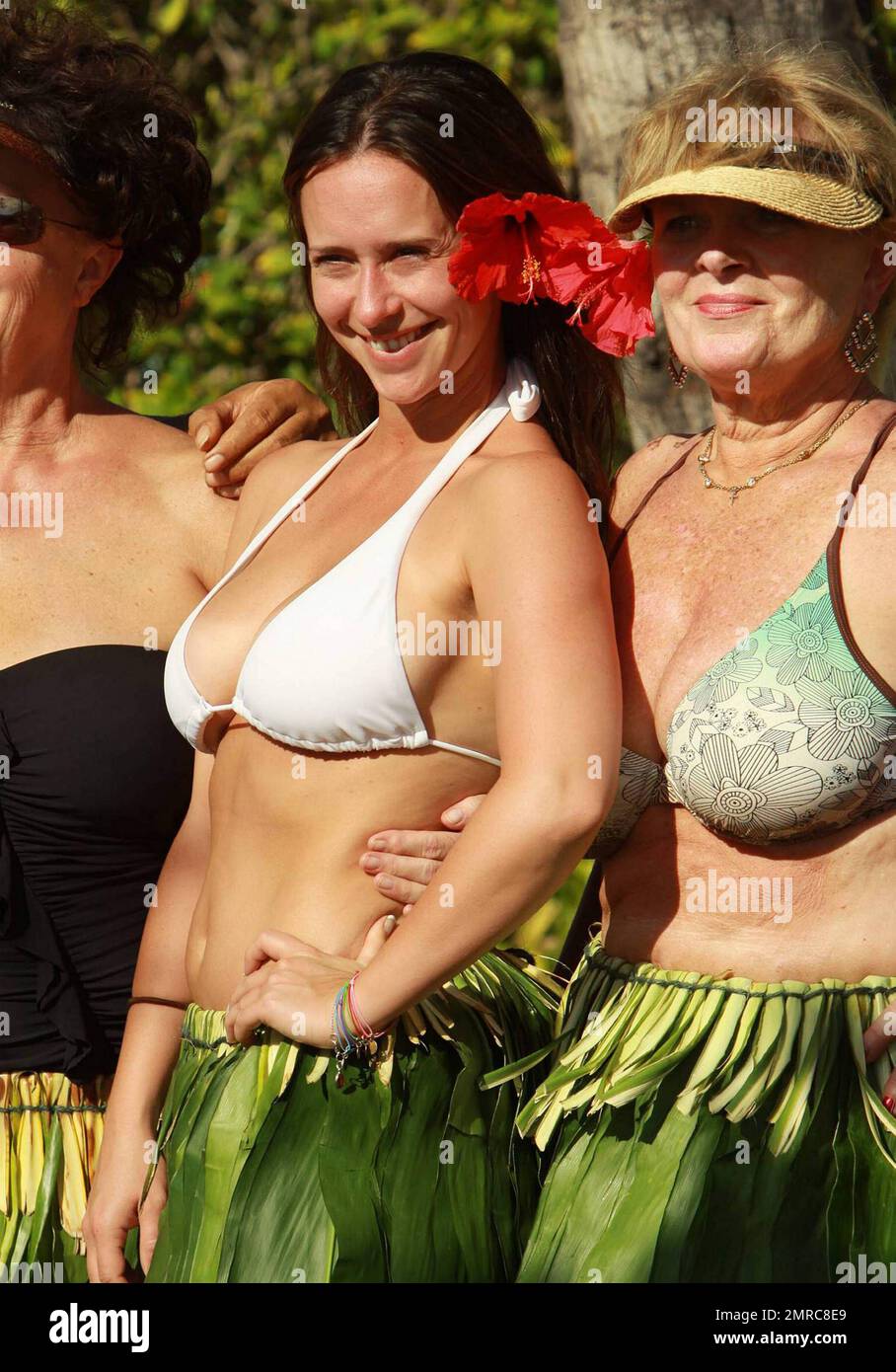 EXCLUSIF !! Avec une fleur tropicale dans ses cheveux Jennifer Love Hewitt,  31 ans, à la lumière du soleil hawaïen alors qu'elle et petit ami de six  mois Alex Beh, 27 ans,