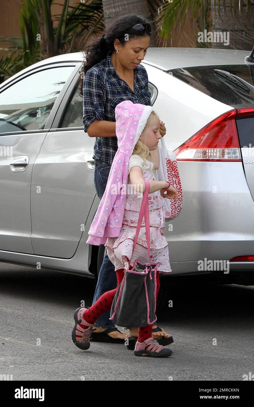 Sunny James, fille de Jesse James et belle-fille de Sandra Bullock, rentre  à la maison avec un soignant. Jesse James n'était nulle part en vue dans  les rapports que la femme Sandra