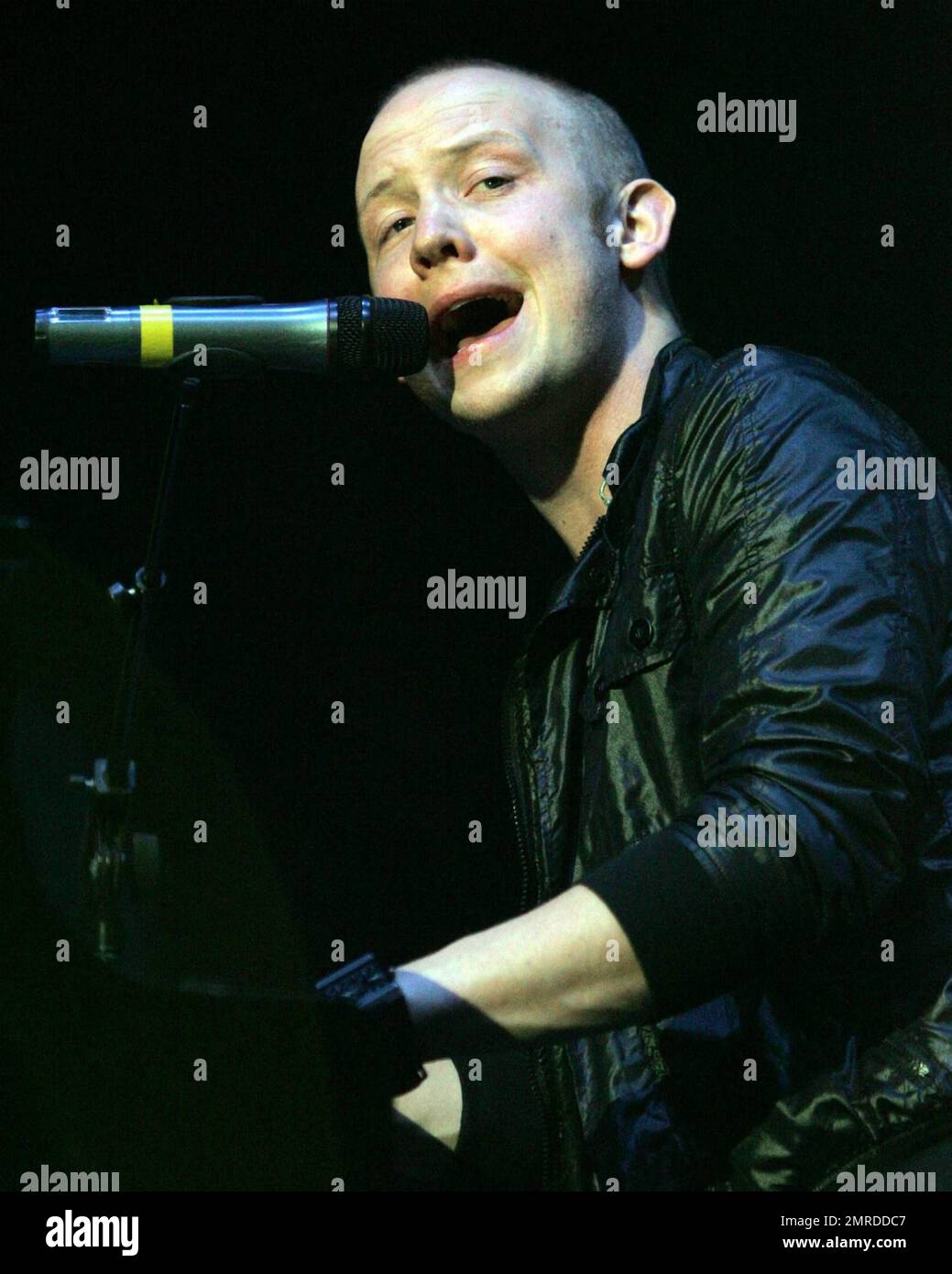 Isaac Slade, chanteur et pianiste principal du groupe de rock alternatif et de piano The Fray, se produit lors du Jingle ball Y100 au BankAtlantic Centre de Sunrise, FL. 12/12/09. Banque D'Images