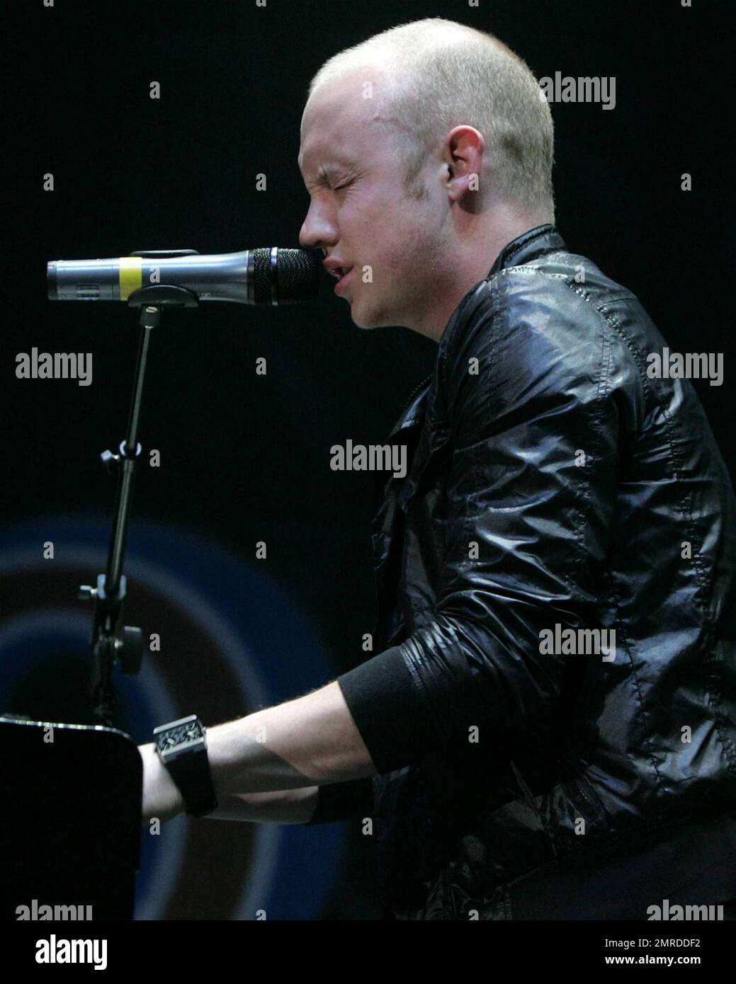 Isaac Slade, chanteur et pianiste principal du groupe de rock alternatif et de piano The Fray, se produit lors du Jingle ball Y100 au BankAtlantic Centre de Sunrise, FL. 12/12/09. Banque D'Images