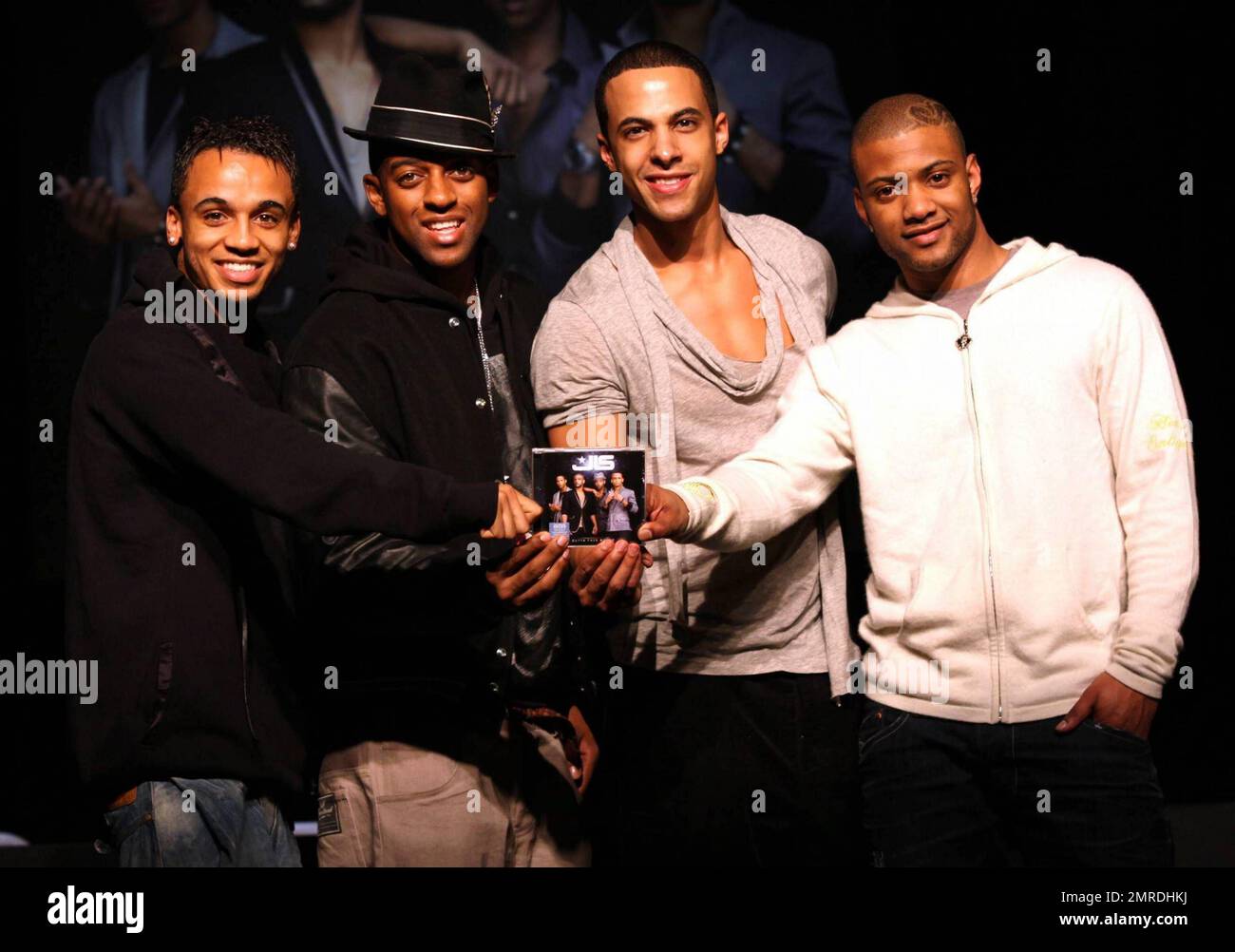 Pop foursome JLS rencontrer des fans et signer des copies de leur nouvel album 'Outta This World' au ciel. Le groupe de garçons du Royaume-Uni, dont les initiales sont « Jack the LAD Swing », a été un coureur de la cinquième série de « X Factor » en 2008. Londres, Royaume-Uni. 11/22/10. Banque D'Images