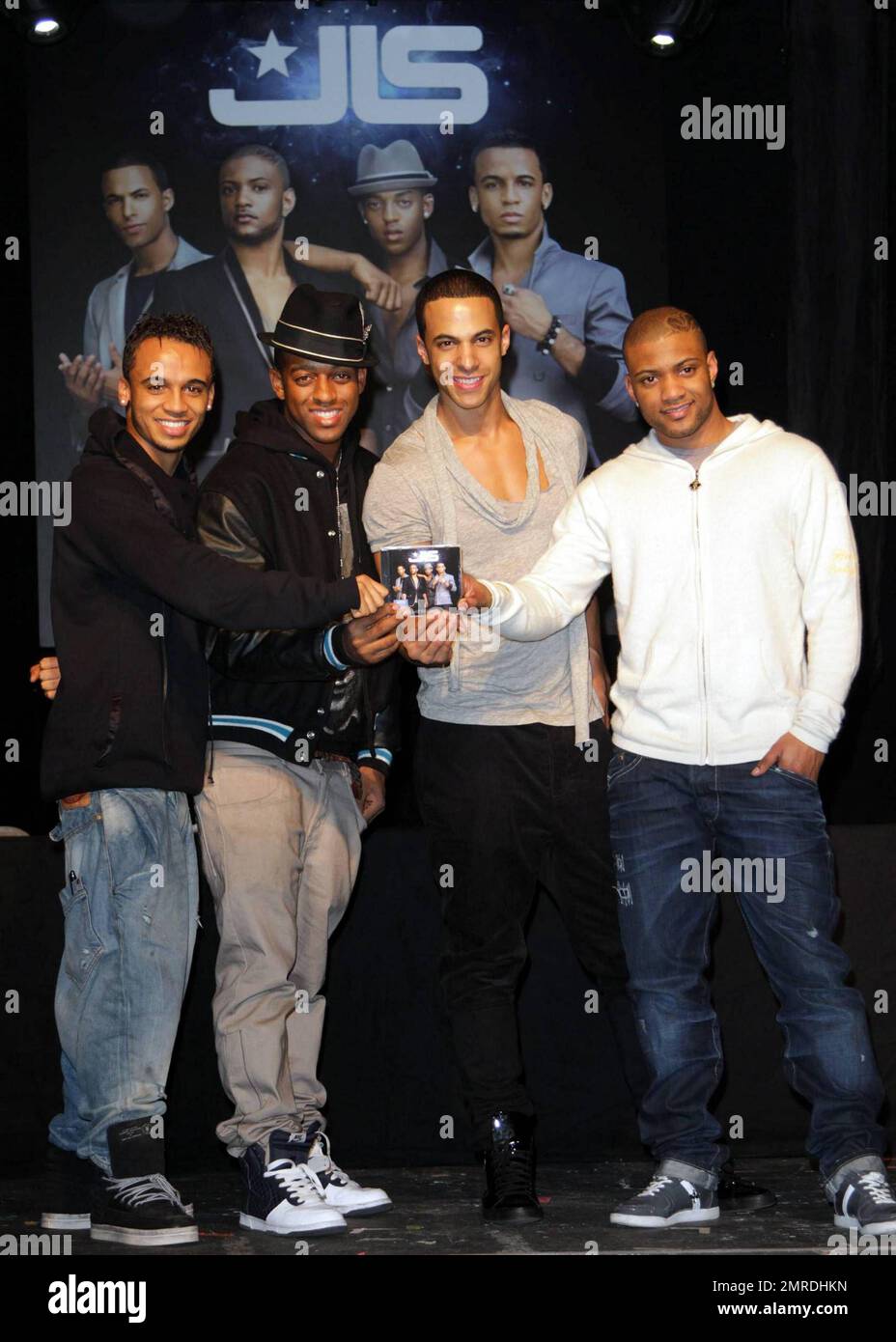 Pop foursome JLS rencontrer des fans et signer des copies de leur nouvel album 'Outta This World' au ciel. Le groupe de garçons du Royaume-Uni, dont les initiales sont « Jack the LAD Swing », a été un coureur de la cinquième série de « X Factor » en 2008. Londres, Royaume-Uni. 11/22/10. Banque D'Images