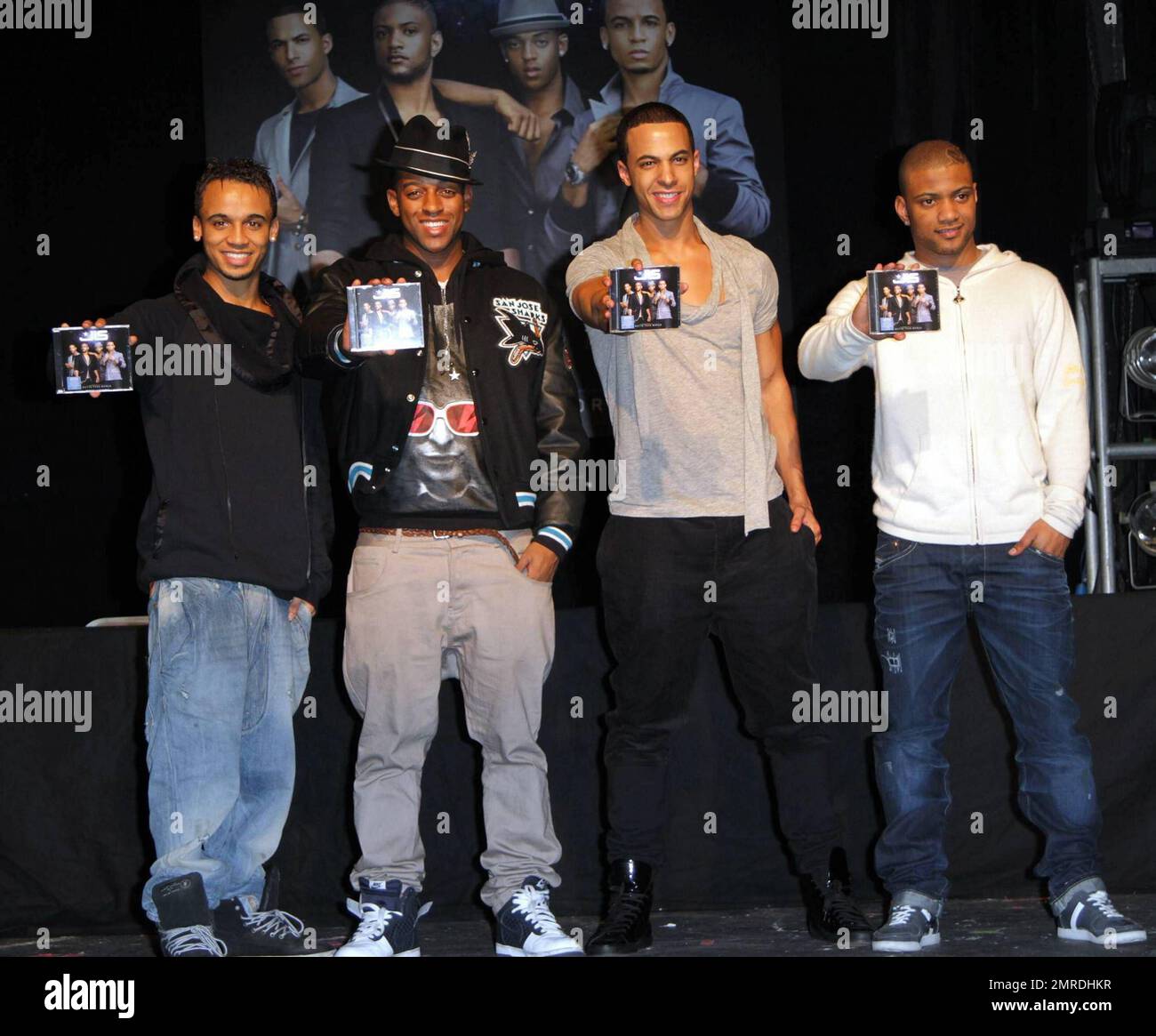 Pop foursome JLS rencontrer des fans et signer des copies de leur nouvel album 'Outta This World' au ciel. Le groupe de garçons du Royaume-Uni, dont les initiales sont « Jack the LAD Swing », a été un coureur de la cinquième série de « X Factor » en 2008. Londres, Royaume-Uni. 11/22/10. Banque D'Images