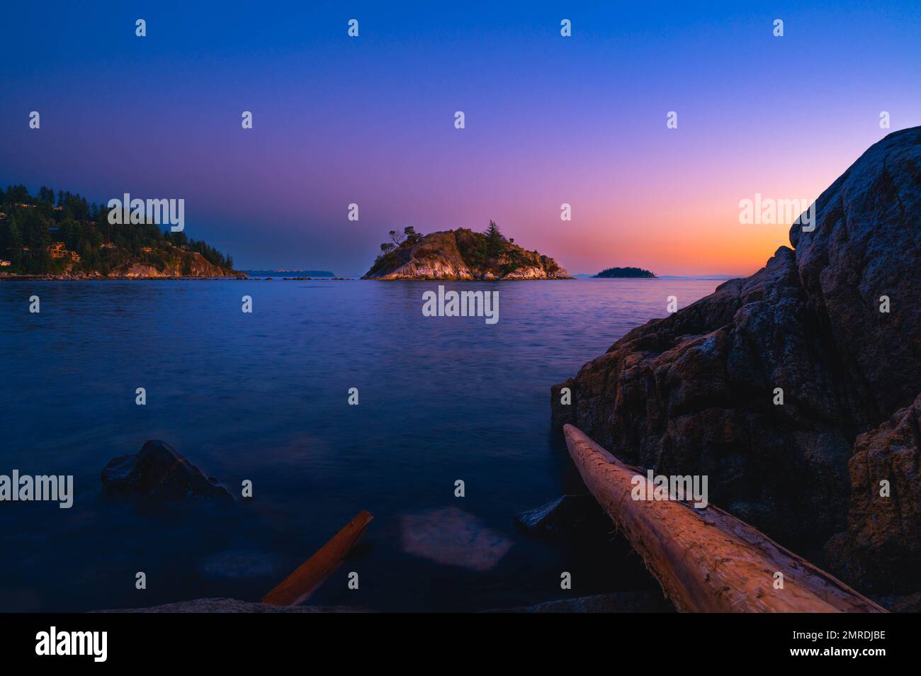 Une vue majestueuse sur le parc Whytecliff pendant un coucher de soleil coloré Banque D'Images