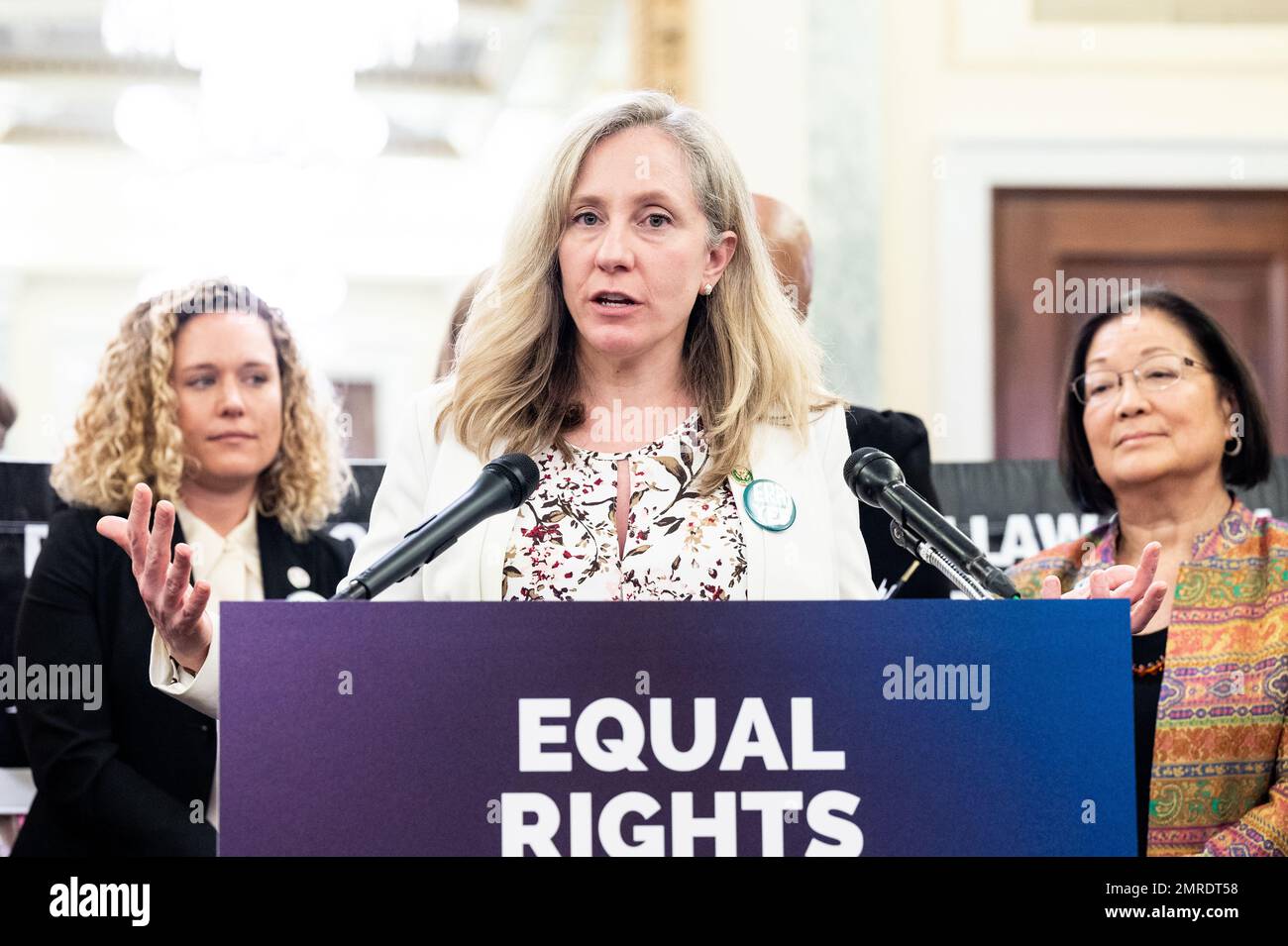 Washington, États-Unis. 31st janvier 2023. ÉTATS-UNIS Le représentant Abigail Spanberger (D-va) parle avec des journalistes aux États-Unis Capitole sur une résolution pour affirmer la ratification de l'amendement sur l'égalité des droits. Crédit : SOPA Images Limited/Alamy Live News Banque D'Images