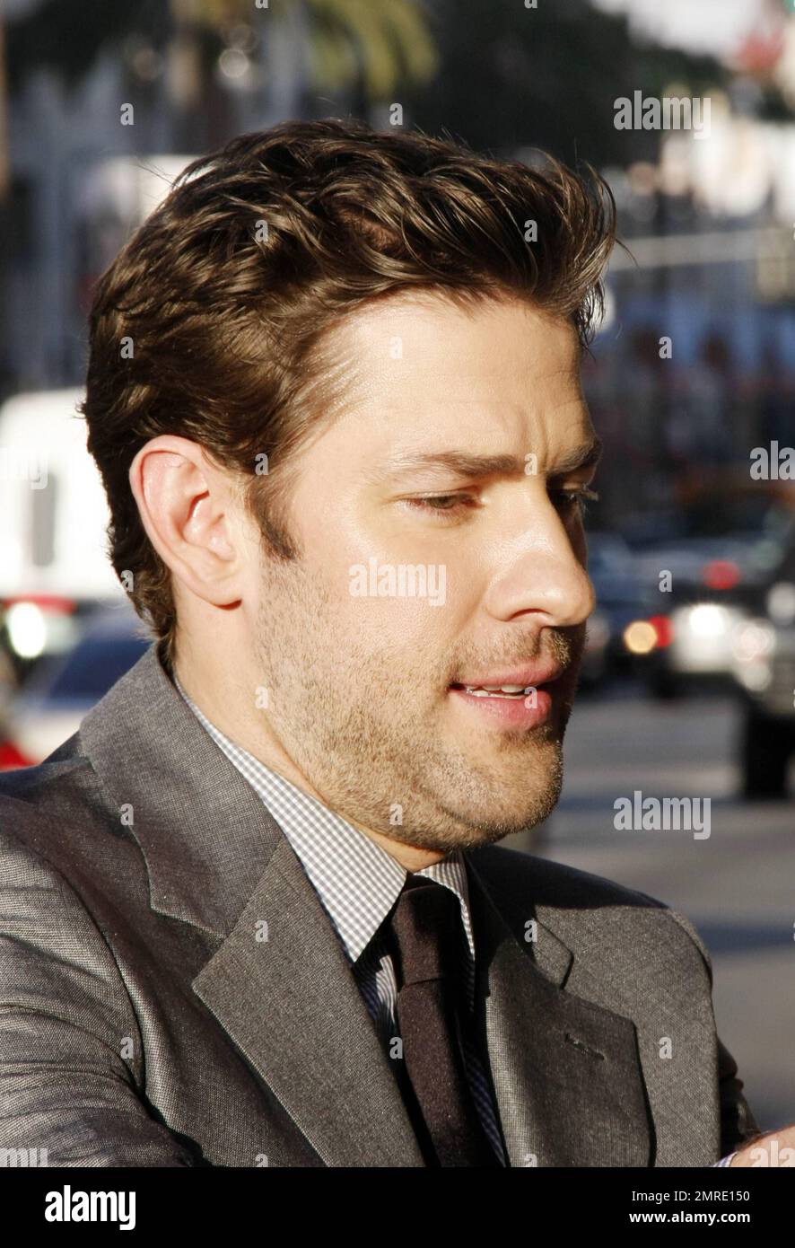 John Krasinski arrive au théâtre chinois de Grauman pour la première de son nouveau film "Something emprunté". L'acteur est photographié en courant de l'autre côté de la rue, signant des autographes et prenant des photos avec des fans. Los Angeles, Californie. 05/03/11. Banque D'Images