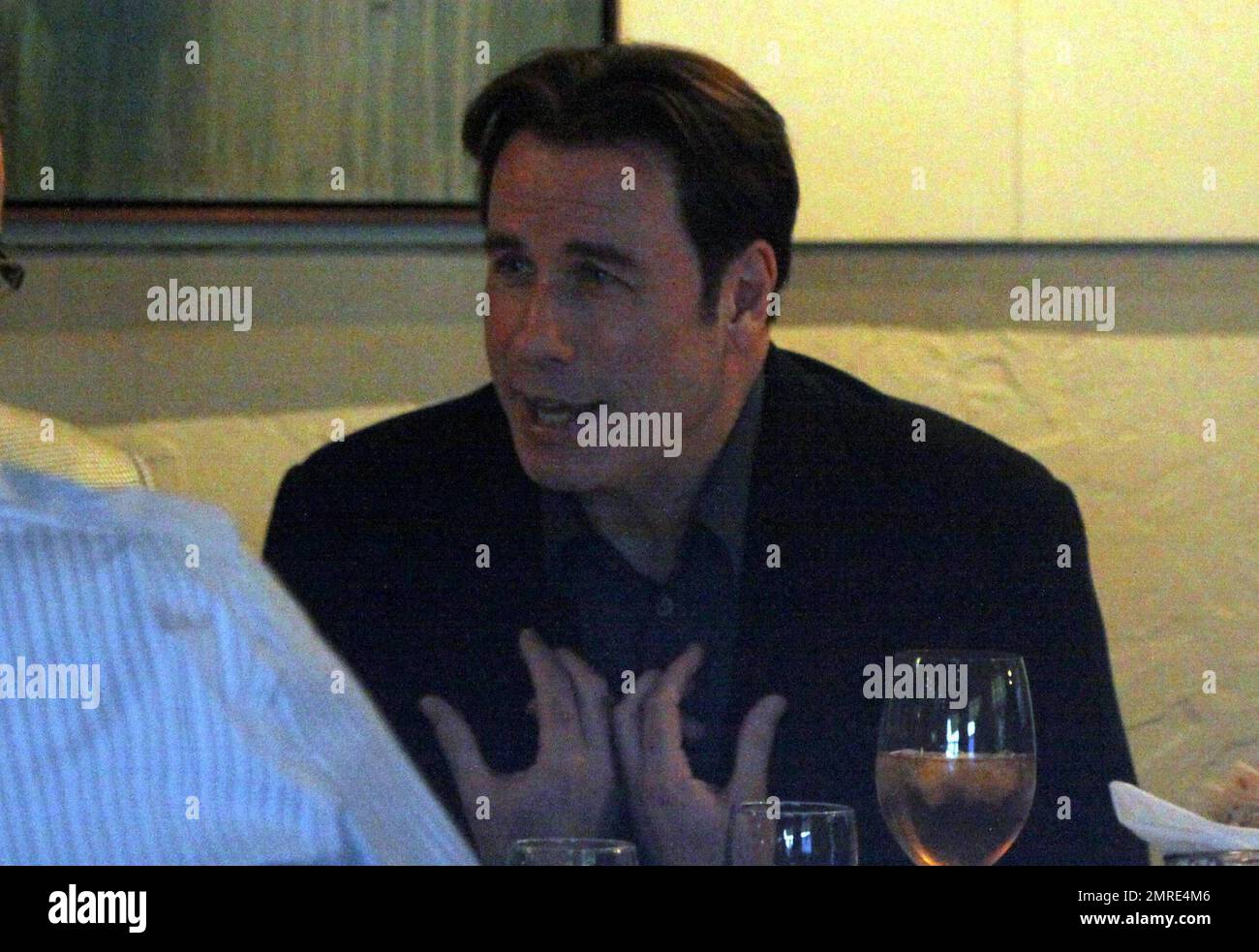 John Travolta a un dîner dans le restaurant italien traditionnel Amici(02)