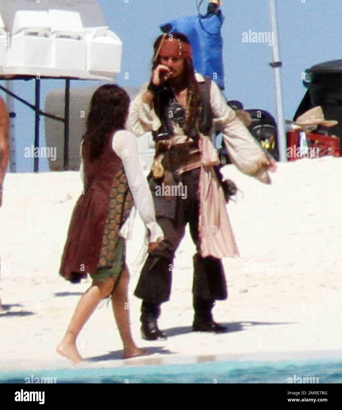 EXCLUSIF !! Johnny Depp a une cigarette alors qu'il filme une scène avec Penelope Cruz sur une île déserte pour la suite Disney à venir "Pirates des Caraïbes: On Stranger Tides". Depp, était entièrement en costume et en maquillage du capitaine Jack Sparrow. Cruz, portant une robe blanche fluide, un pantalon noir et un gilet a montré une figure beaucoup plus grande que la normale au milieu des rumeurs de grossesse. Dans le quatrième épisode de Pirates, le capitaine Jack Sparrow (Depp) traverse des chemins avec Angelica, une femme de son passé (Cruz), et il n'est pas sûr si c'est de l'amour, ou si elle est un artiste impitoyable qui l'utilise pour trouver le fou Banque D'Images