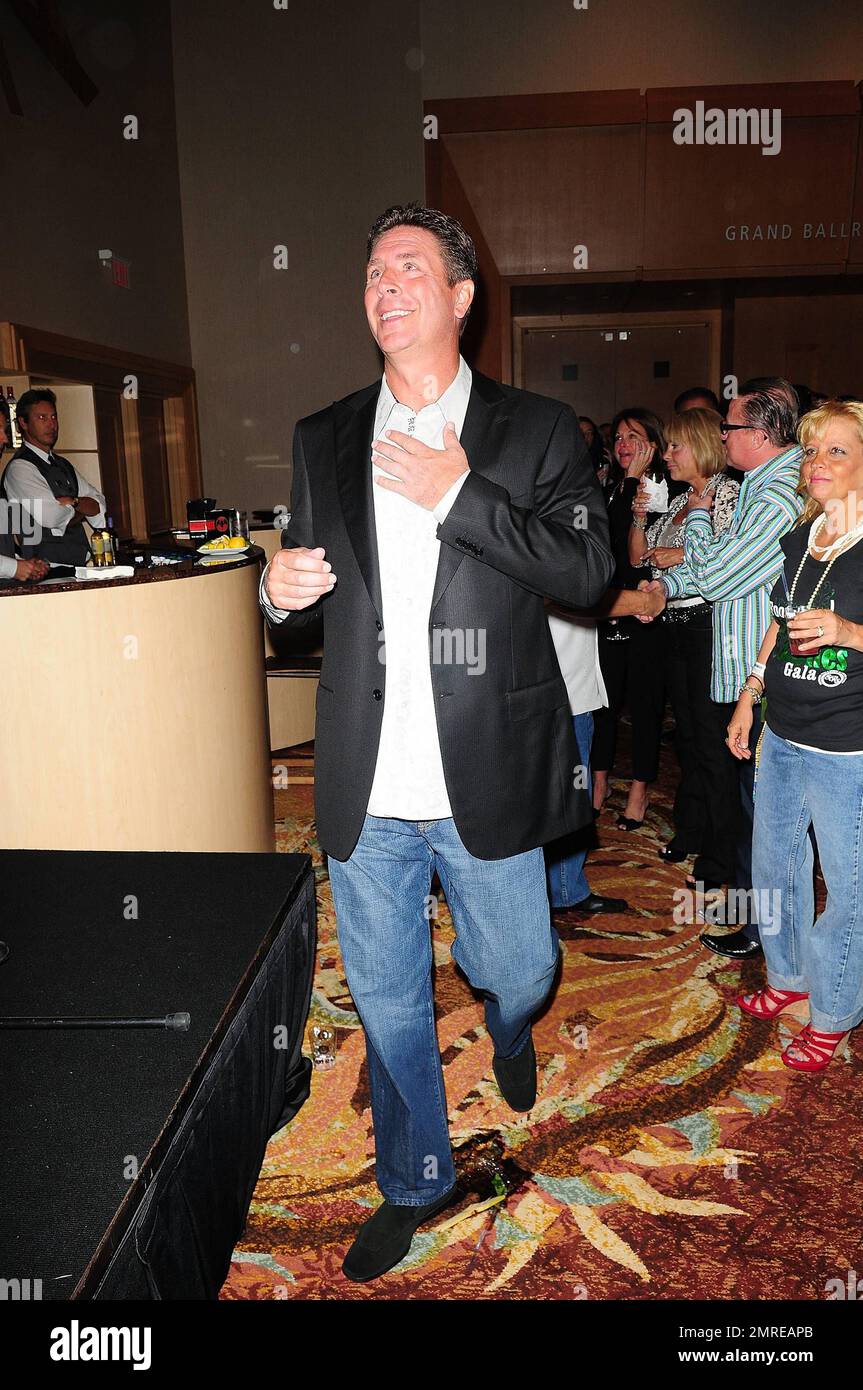 DaN Marino participe au Gala annuel 11th de Footy's Bubbles and Bones pour profiter de l'aide de Heret's Help et honorer Bill Fauerbach V.P. des opérations de vente au détail pour Publix Super Markets qui a eu lieu au Westin Diplomat. Hollywood, Floride. 14th octobre 2011. . Banque D'Images