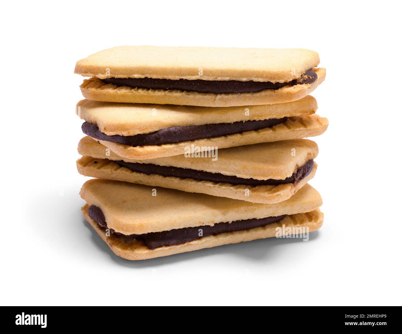 Quatre biscuits sandwich au chocolat coupés sur blanc. Banque D'Images