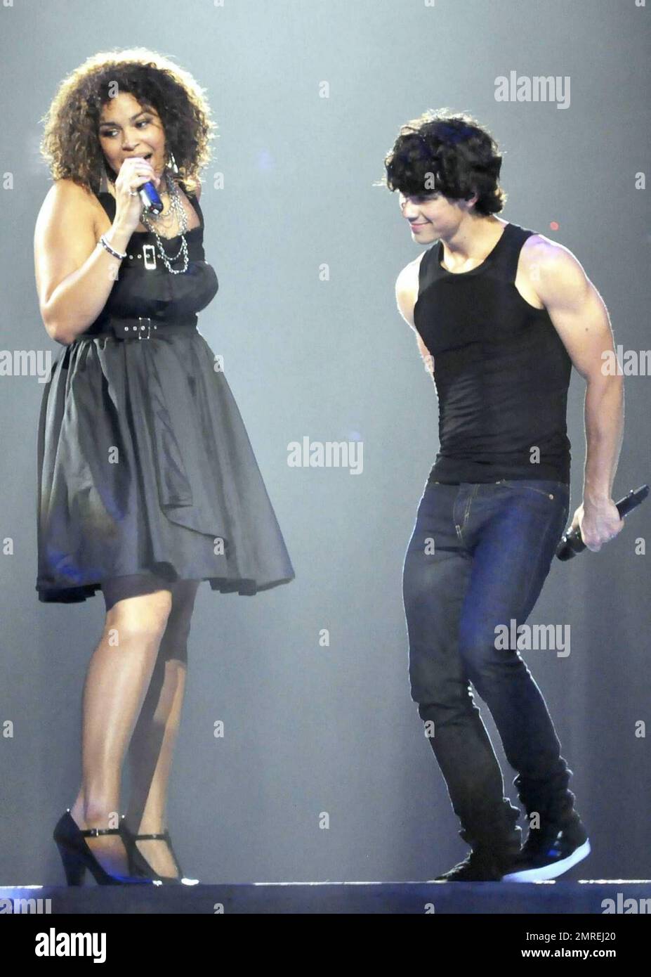 - Jordin Sparks rejoint la tournée Jonas Brothers au spectacle de la rue Forum Pete Times. Sparks a rejoint la visite après avoir perdu une semaine en raison de problèmes de voix. Elle a manqué des dates l'an dernier pour la même maladie. St. Petersburg, Floride. 8/18/09. . Banque D'Images