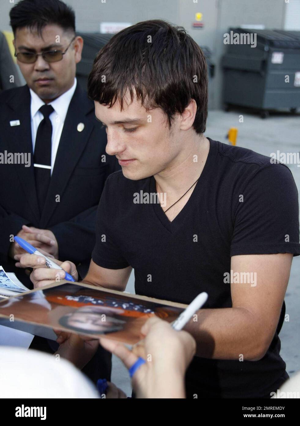L'acteur Josh Hutcherson signe des autographes pour les fans après avoir fait une apparition sur 'Jimmy Kimmel Live!' Hutcherson est actuellement vedette dans deux films, 'The Kids are All Right' et 'The Third Rule' et a paru dans 'Journey to the Center of the Earth' aux côtés de Brendan Fraser et 'RV' aux côtés de Robin Williams. Los Angeles, Californie. 7/29/10. . Banque D'Images