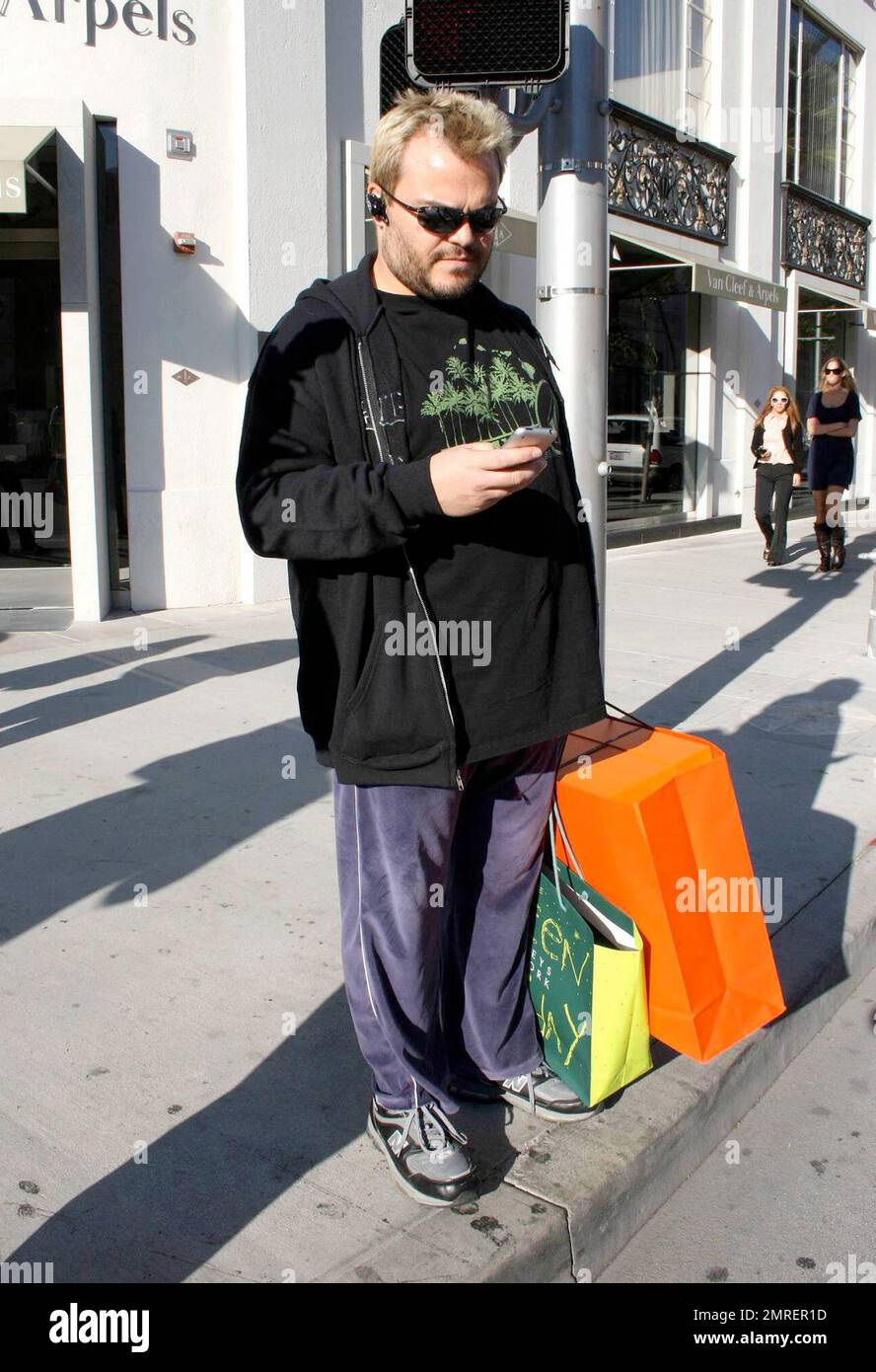 Jack Black était dans une humeur joviale cet après-midi alors qu'il a fait des achats pour des cadeaux de Noël le long de Rodeo Drive à Beverly Hills et a pris des photos avec des fans. Le noir peut être vu dans le nouveau film "Walk Hard: The Dewey Cox Story" qui a été présenté en première le 21 décembre 2007. Beverly Hills, Californie. 12/11/07. Banque D'Images