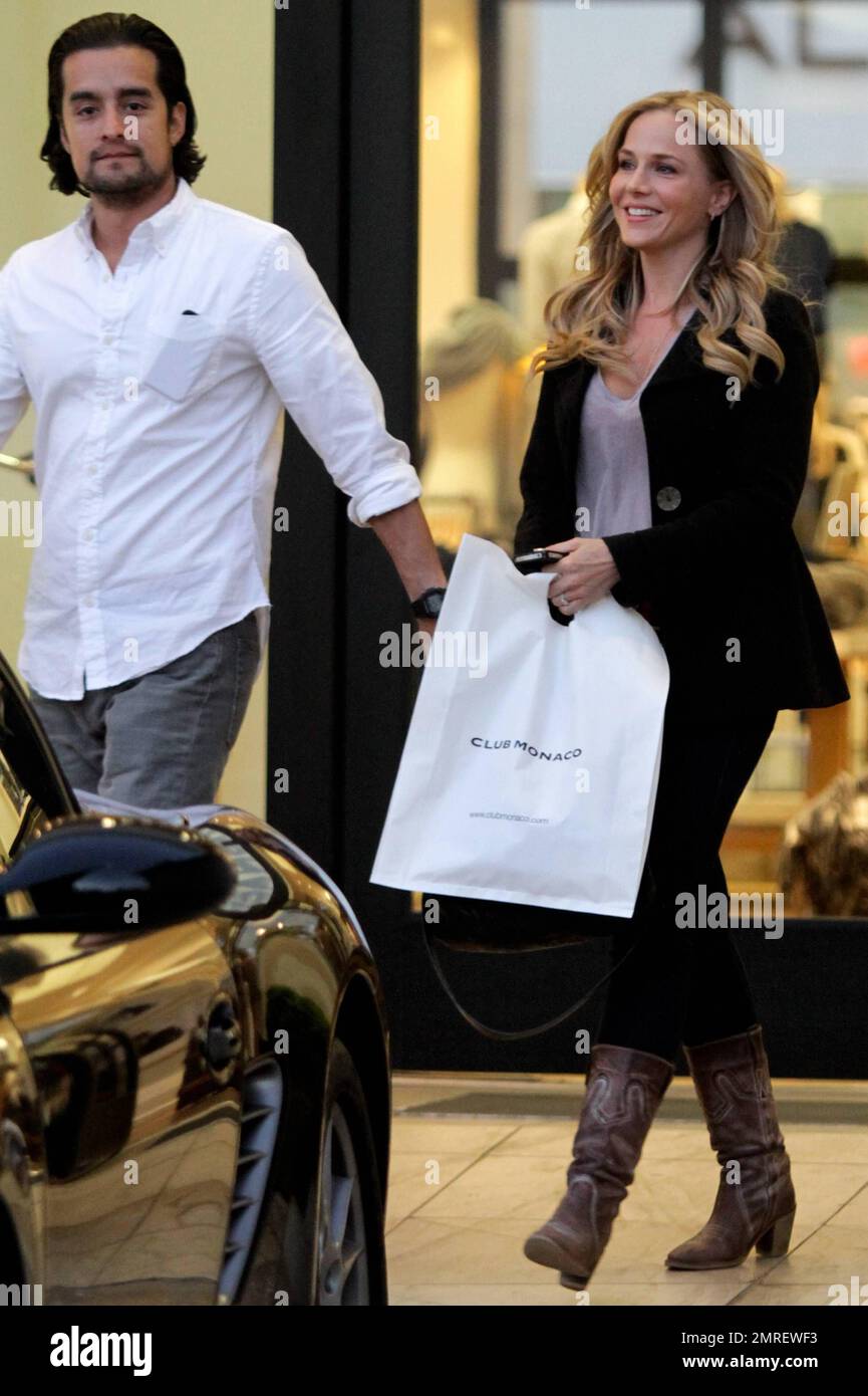 EXCLUSIF !! L'actrice Julie Benz a été vue main dans la main avec fiance Rich Orosco à l'extérieur du Club Monaco à Beverly Hills où ils ont fait quelques achats. L'actrice de 39 ans portait une veste noire sur un haut gris, un pantalon noir et des bottes de style cow-boy marron. Los Angeles, Californie. 2nd février 2012. Banque D'Images