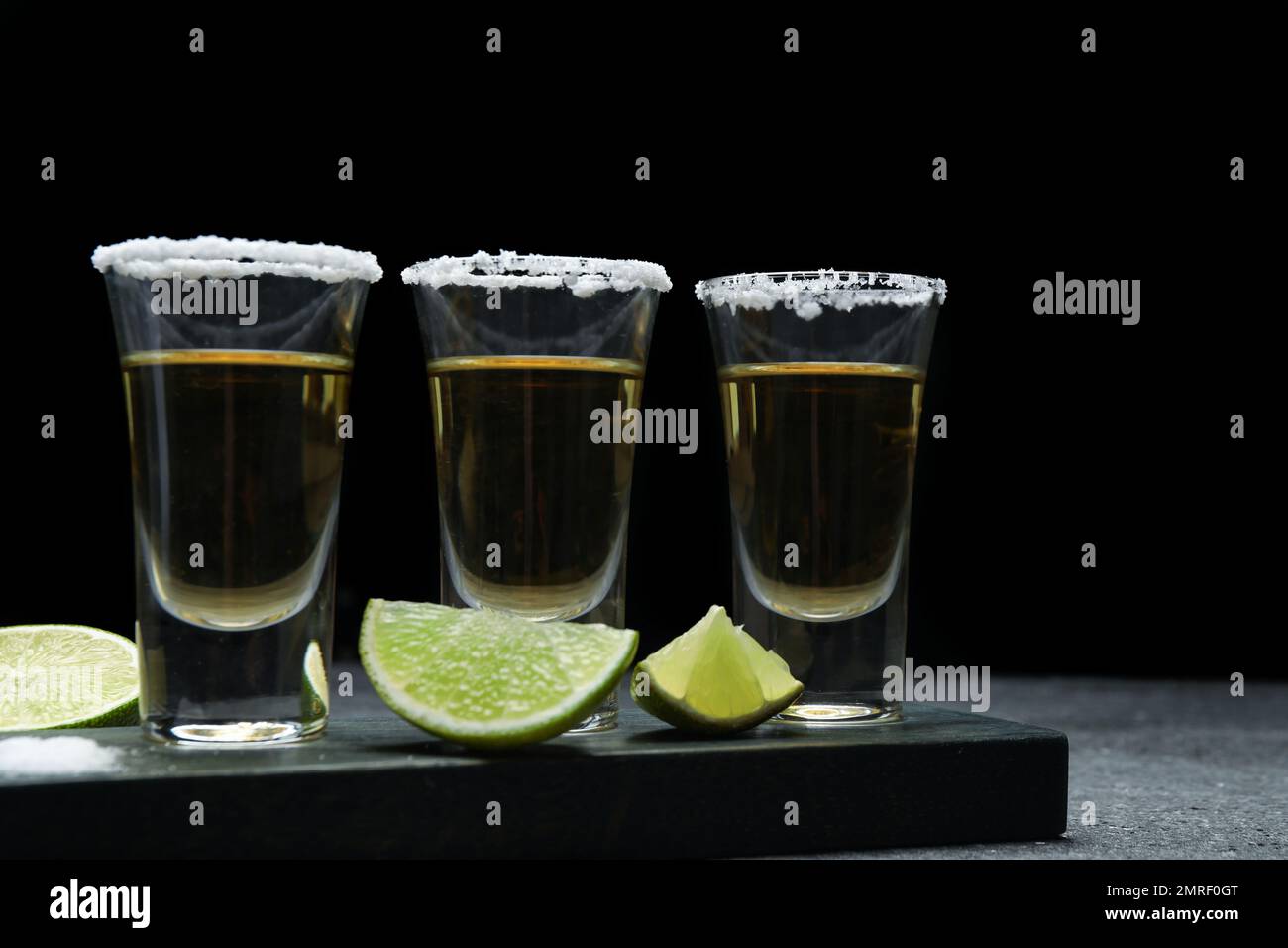 Tequila mexicaine avec des tranches de lime et du sel sur la table Banque D'Images